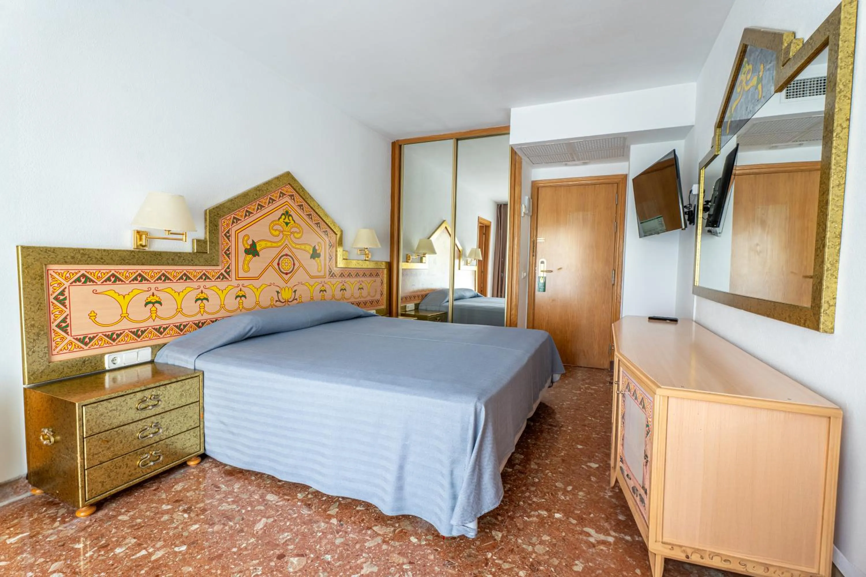 Photo of the whole room, Bed in Hotel Canada Palace