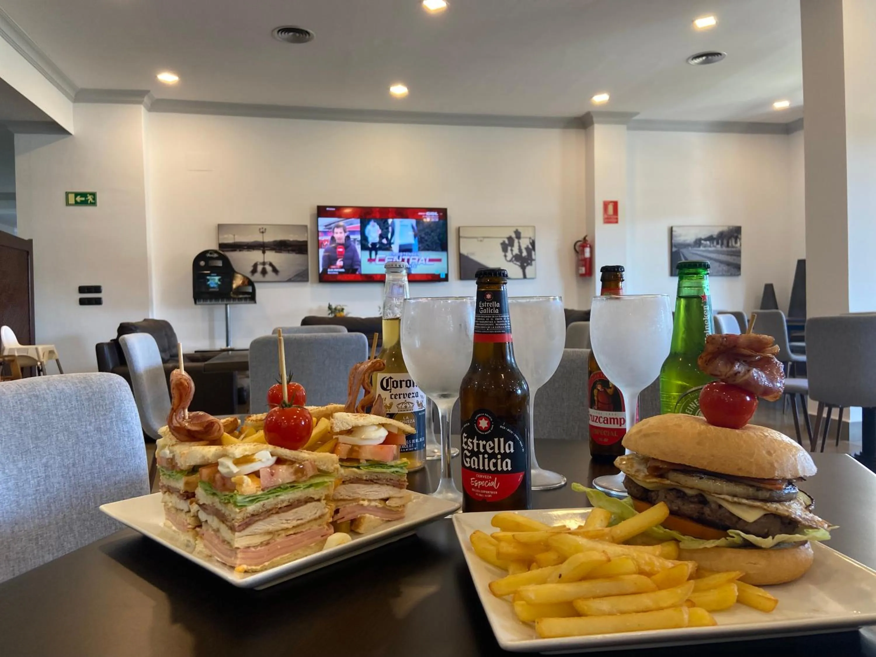 Lounge or bar in Hotel Montera Plaza