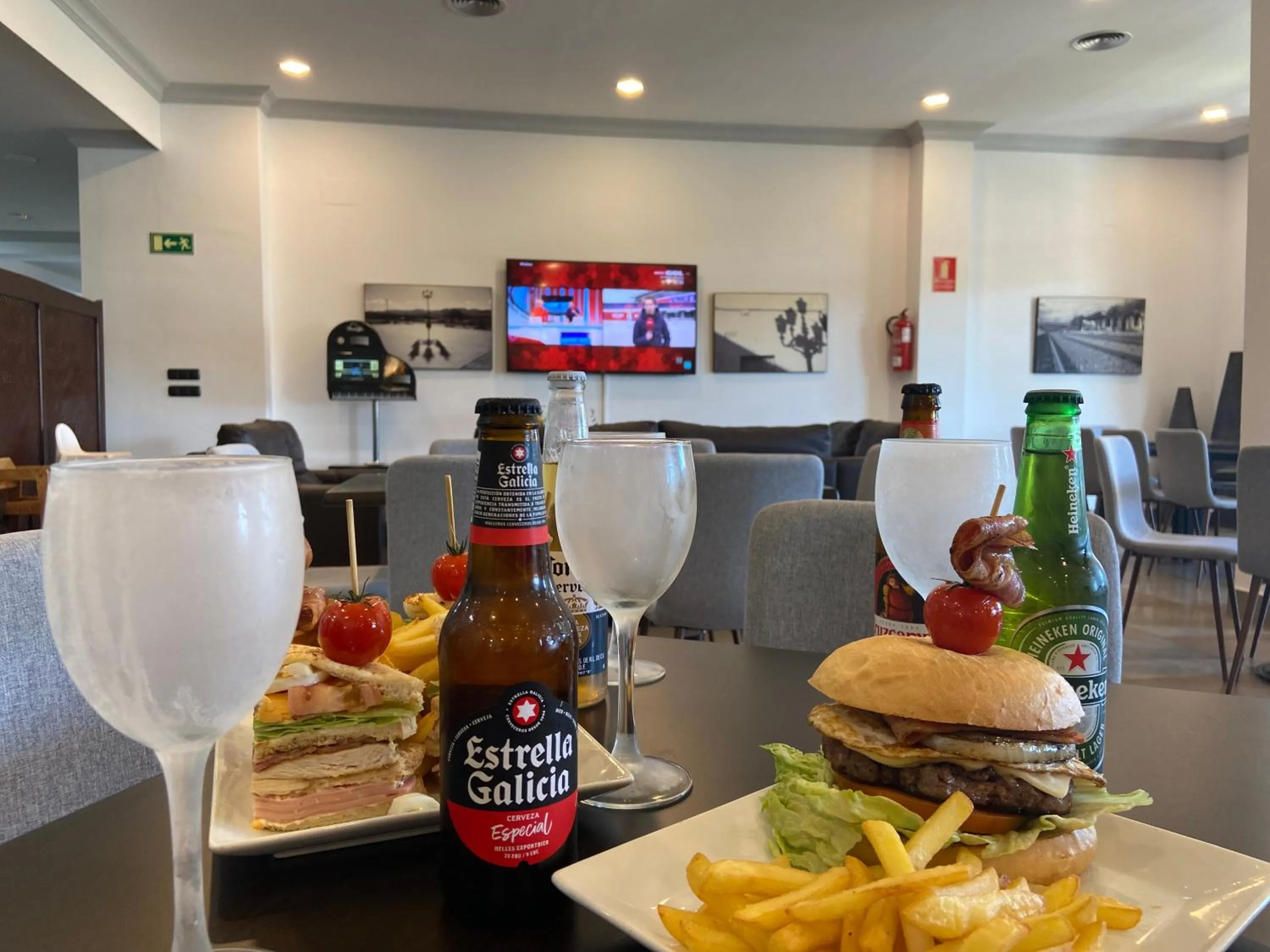 TV and multimedia in Hotel Montera Plaza