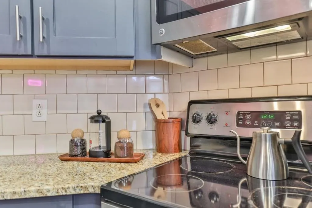 Coffee/tea facilities in PinkBMe - 8 Min to Downtown, Free Parking