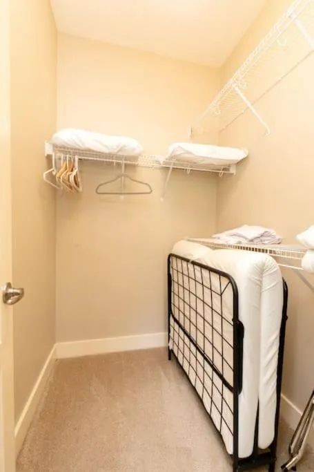 Bed in PinkBMe - 8 Min to Downtown, Free Parking