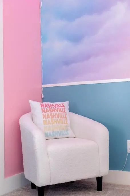 Seating area in PinkBMe - 8 Min to Downtown, Free Parking