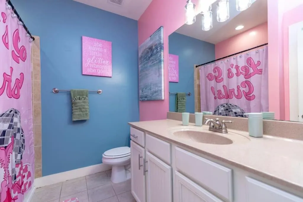 Shower in PinkBMe - 8 Min to Downtown, Free Parking