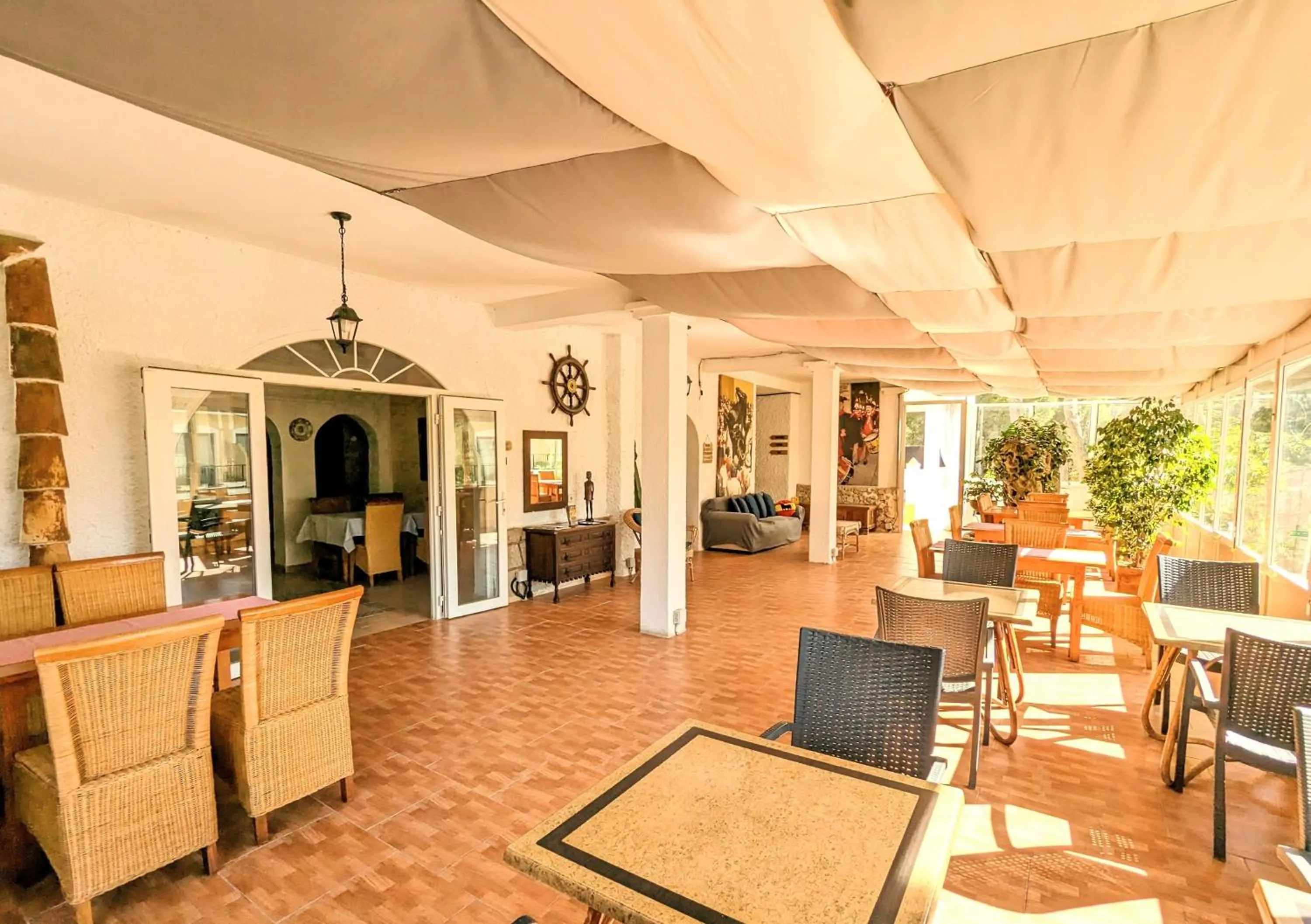 Seating area in Don Carlos