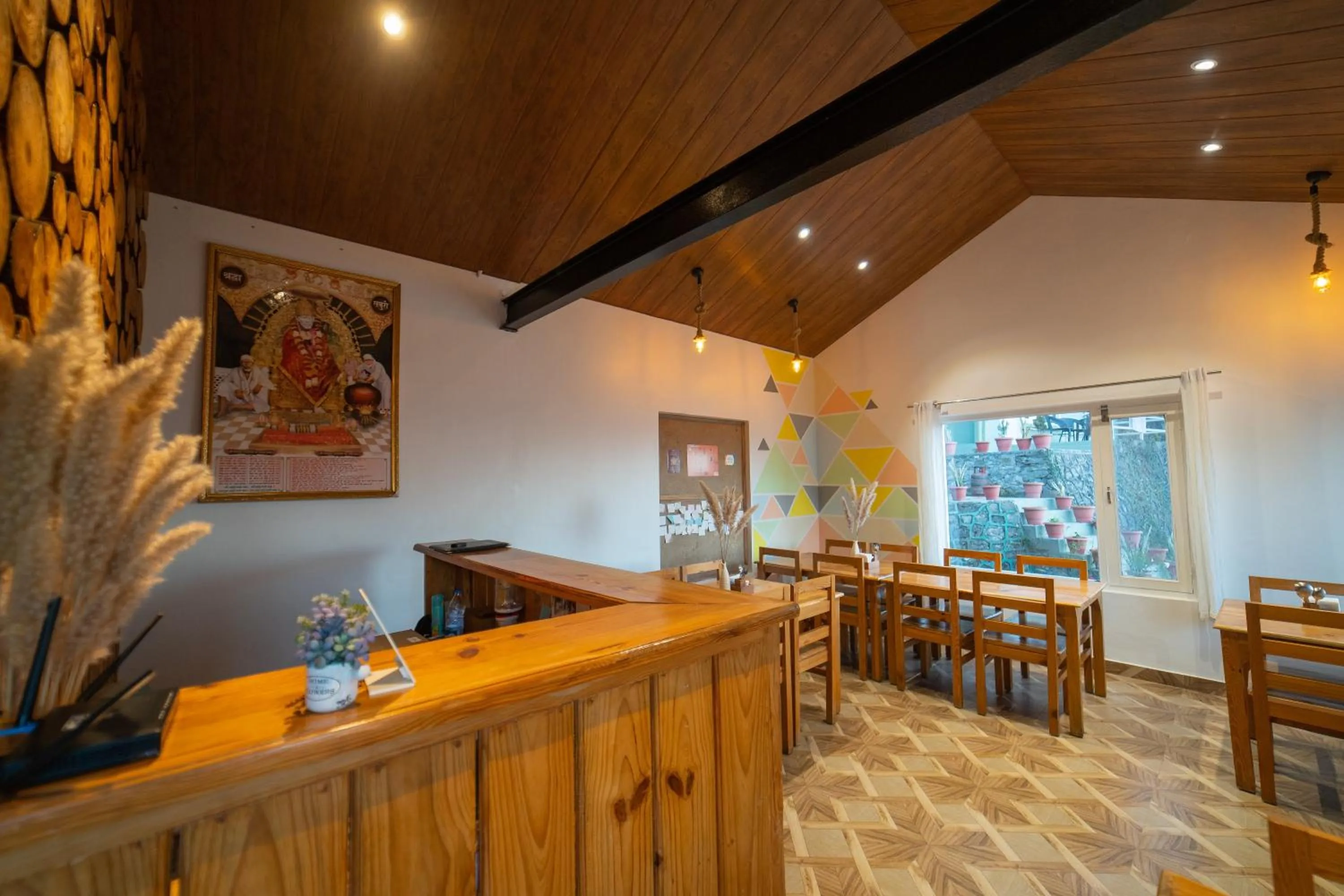 Lobby or reception in Zostel Plus Nainital (Naina Range)