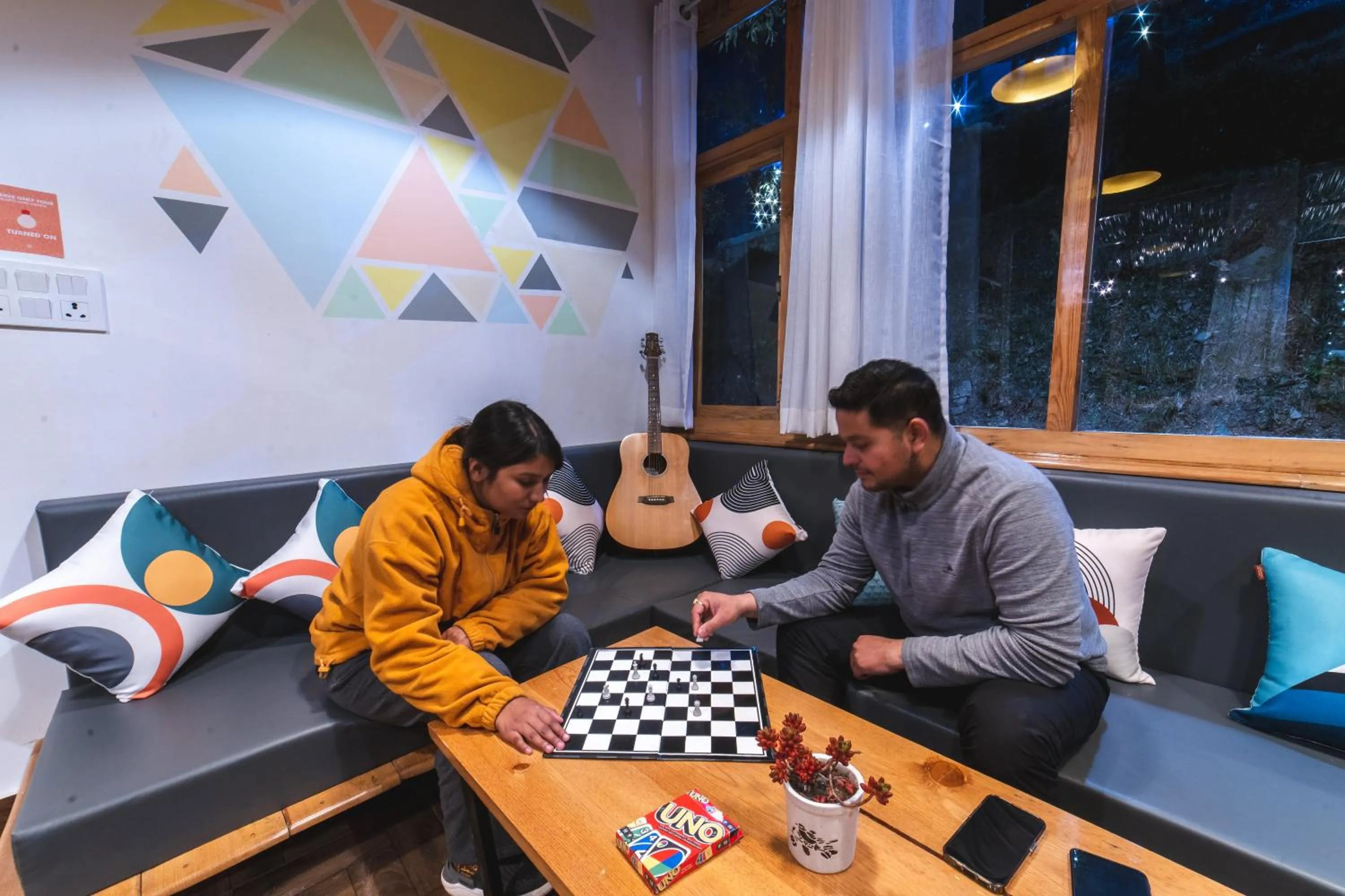 Communal lounge/ TV room in Zostel Plus Nainital (Naina Range)