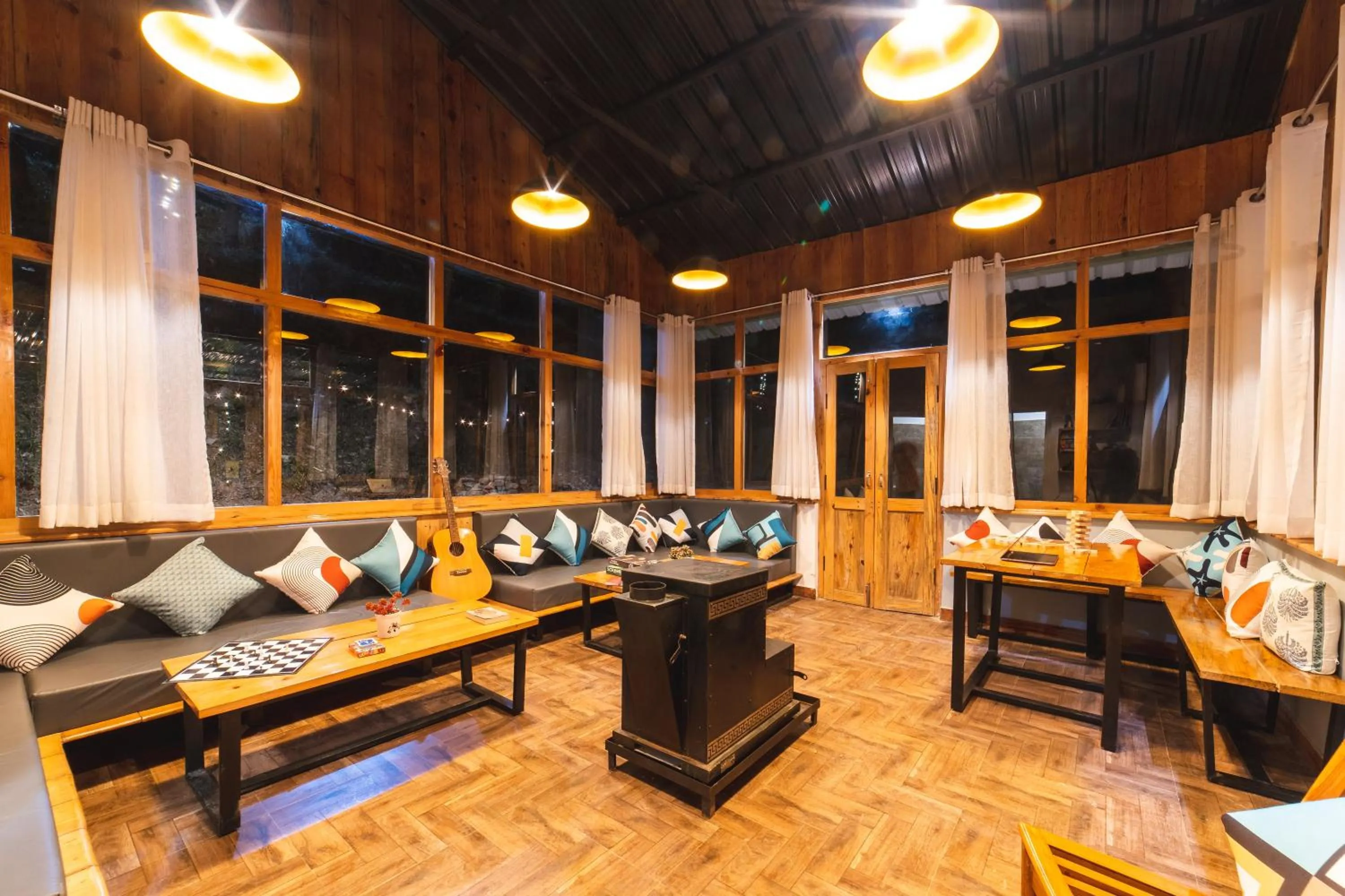 Living room in Zostel Plus Nainital (Naina Range)