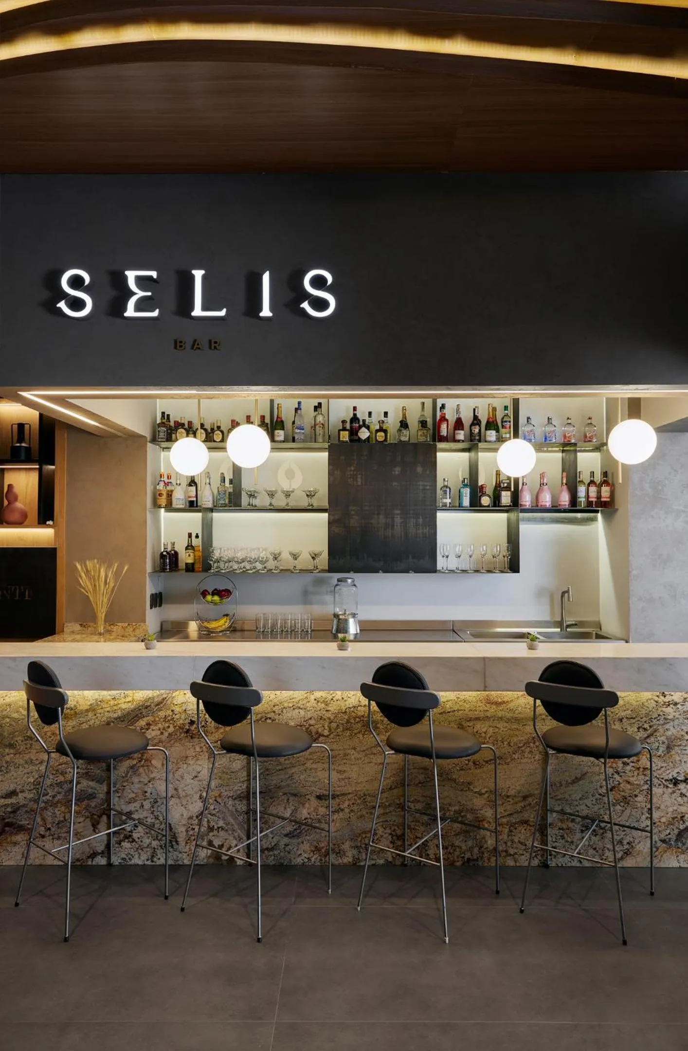 Restaurant/places to eat in Hotel Selis
