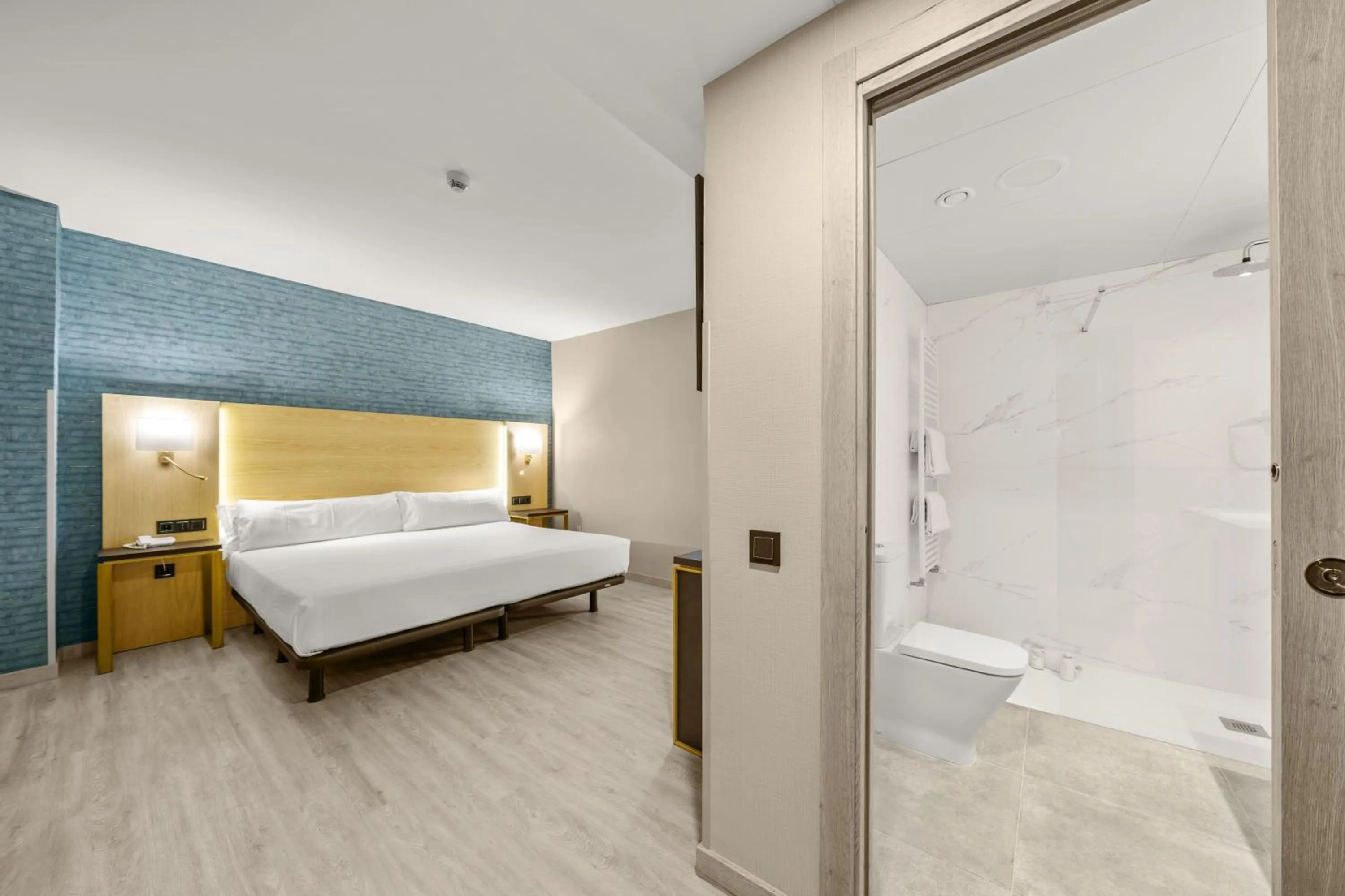 Photo of the whole room, Bed in Hotel Zentral Ramiro I Oviedo