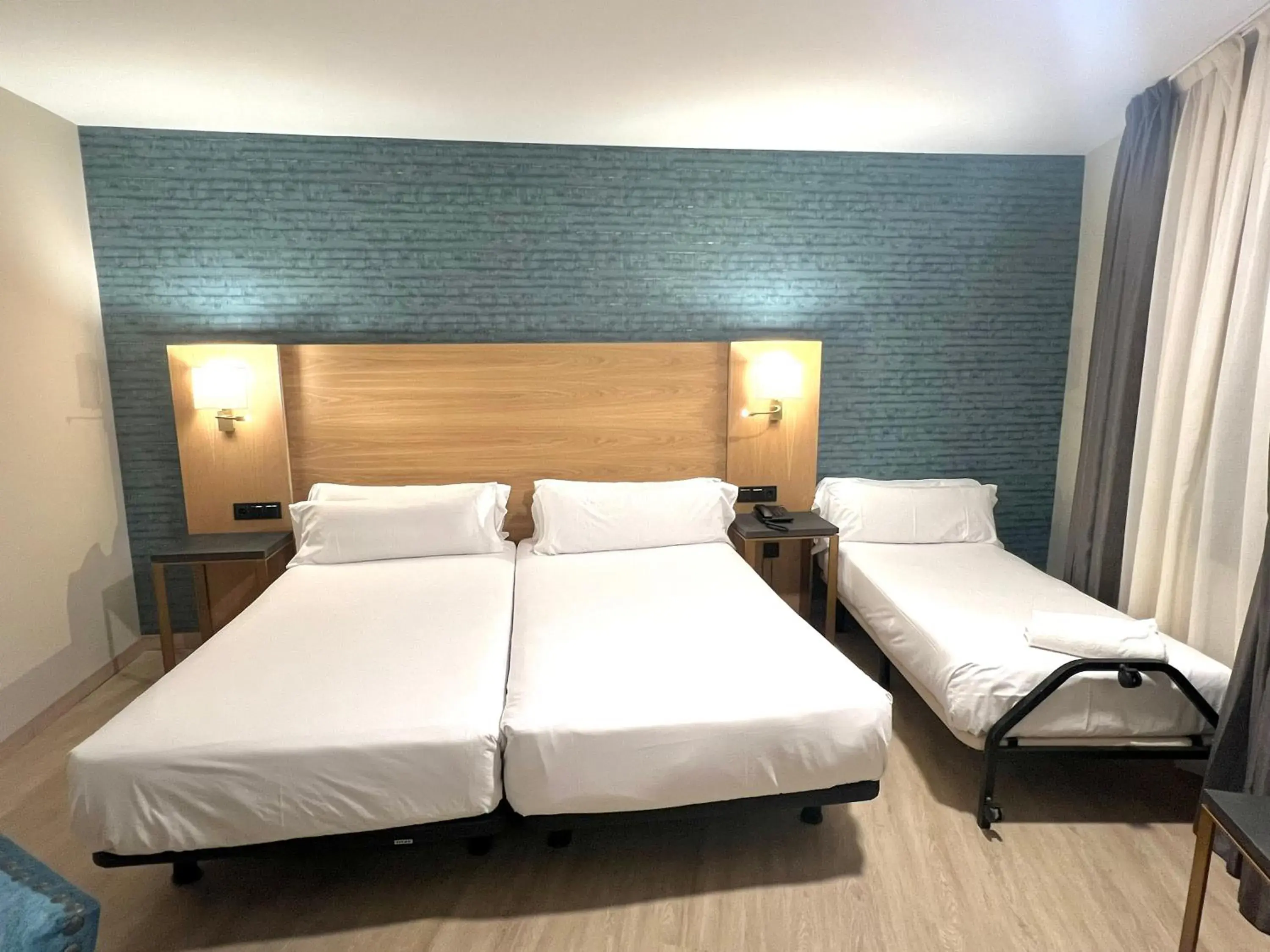 Triple Room (3 Adults) in Hotel Zentral Ramiro I Oviedo Triple Room (3 Adults) in Hotel Zentral Ramiro I Oviedo