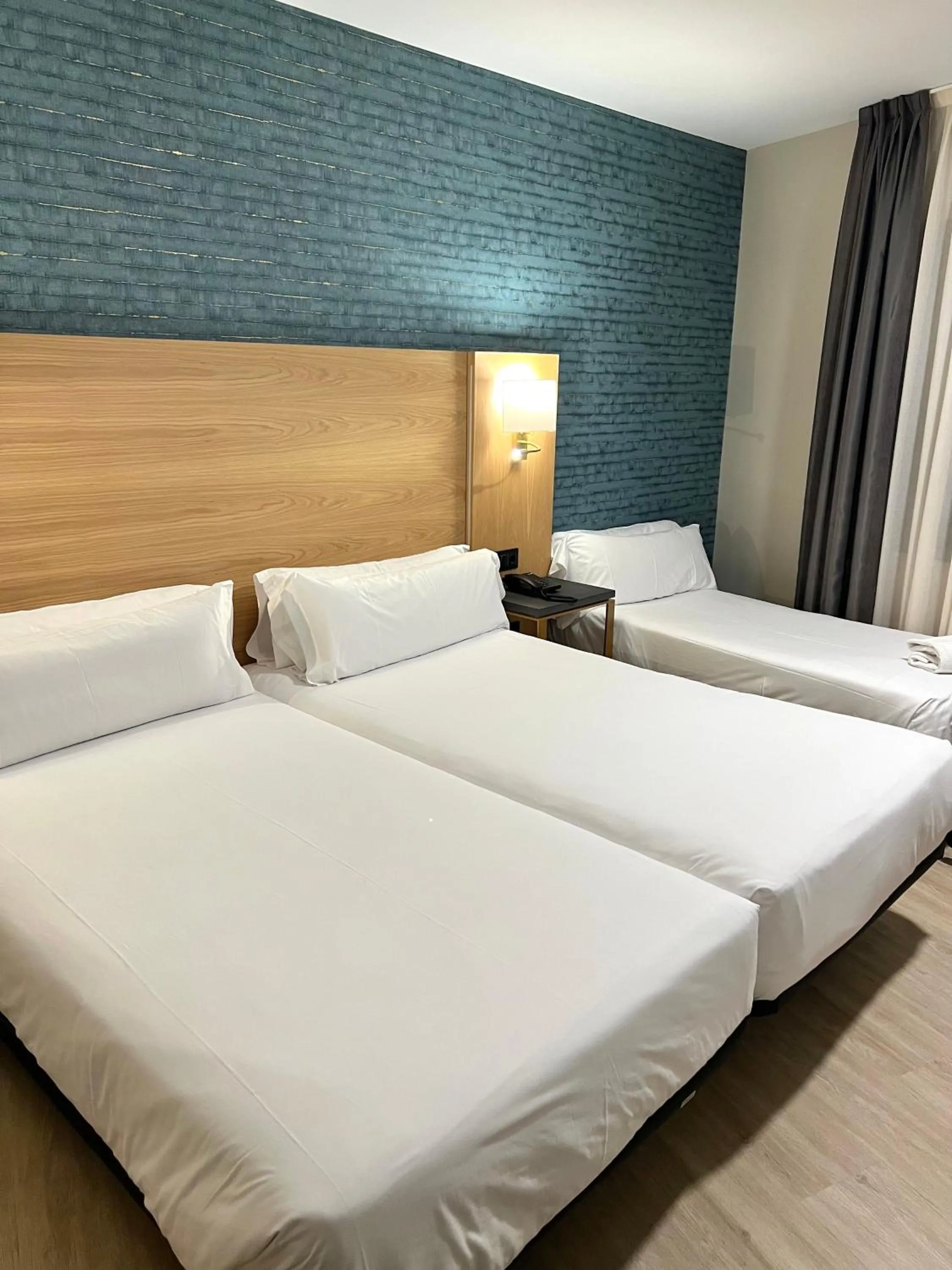 Bedroom, Bed in Hotel Zentral Ramiro I Oviedo