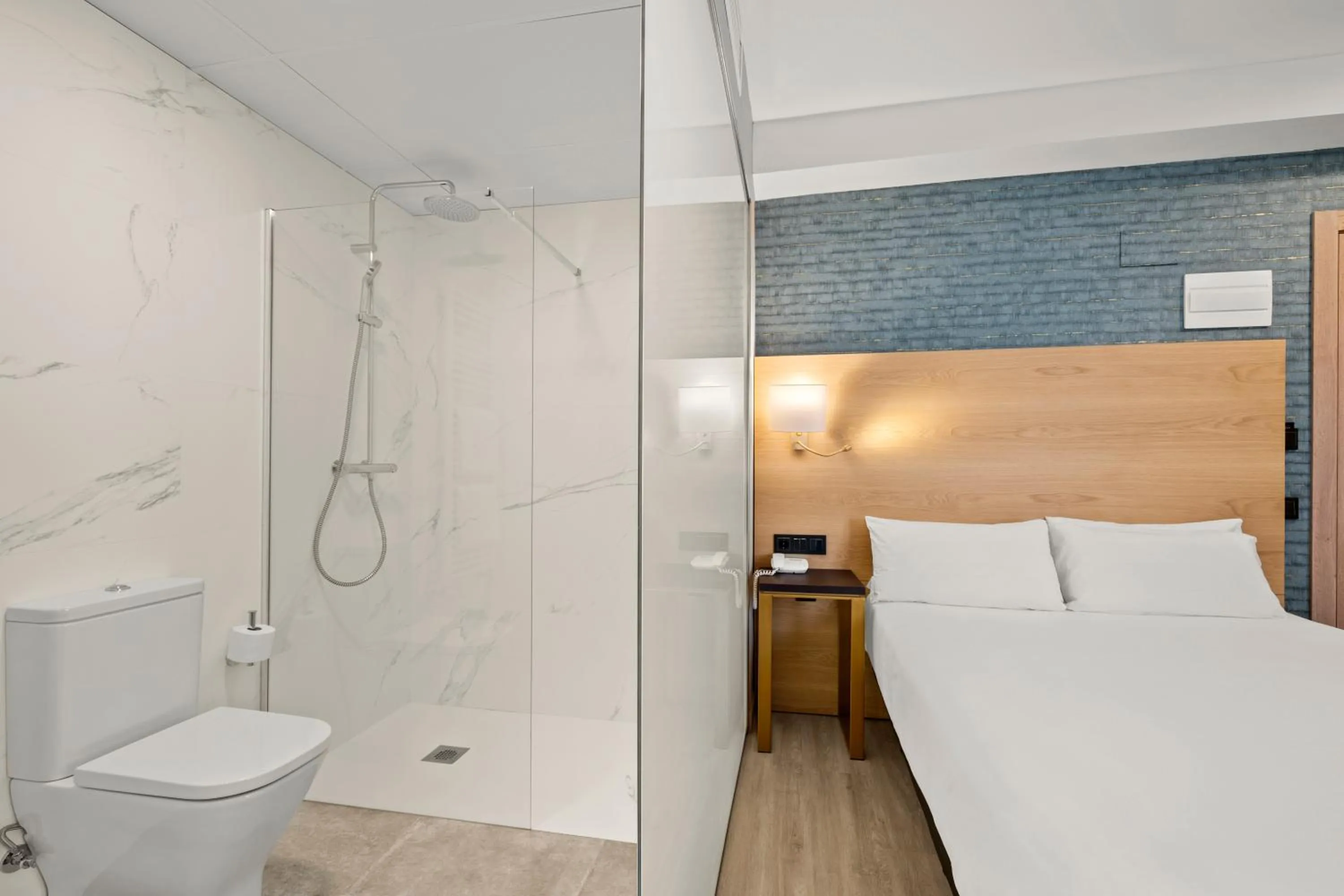 Bathroom, Bed in Hotel Zentral Ramiro I Oviedo