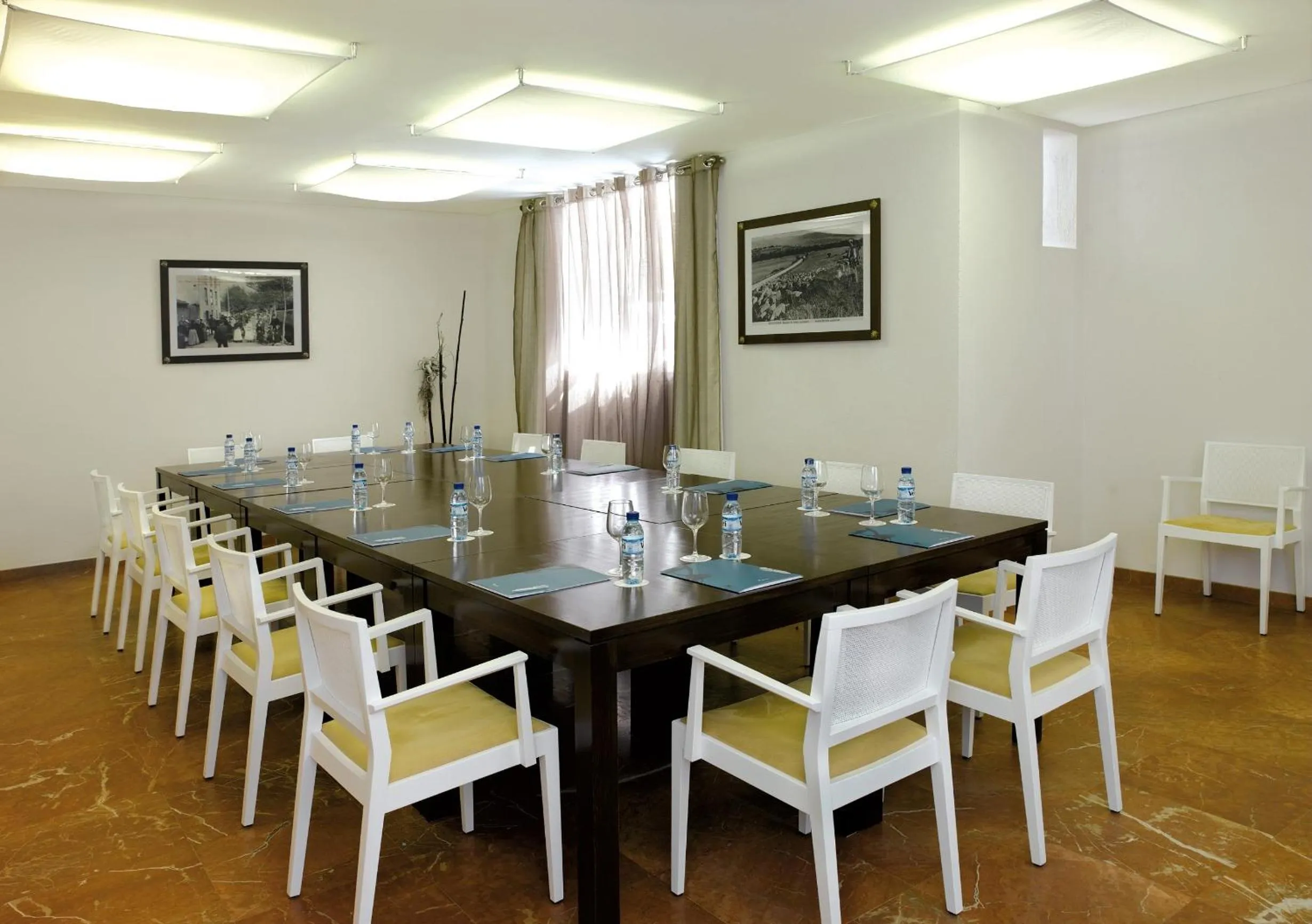 Business facilities in Hotel Villa Paulita