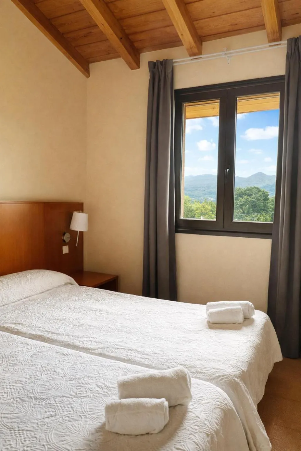 Bedroom, Bed in Hotel Ibaigune