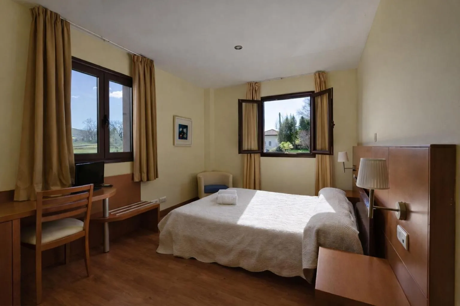 Bedroom, Bed in Hotel Ibaigune