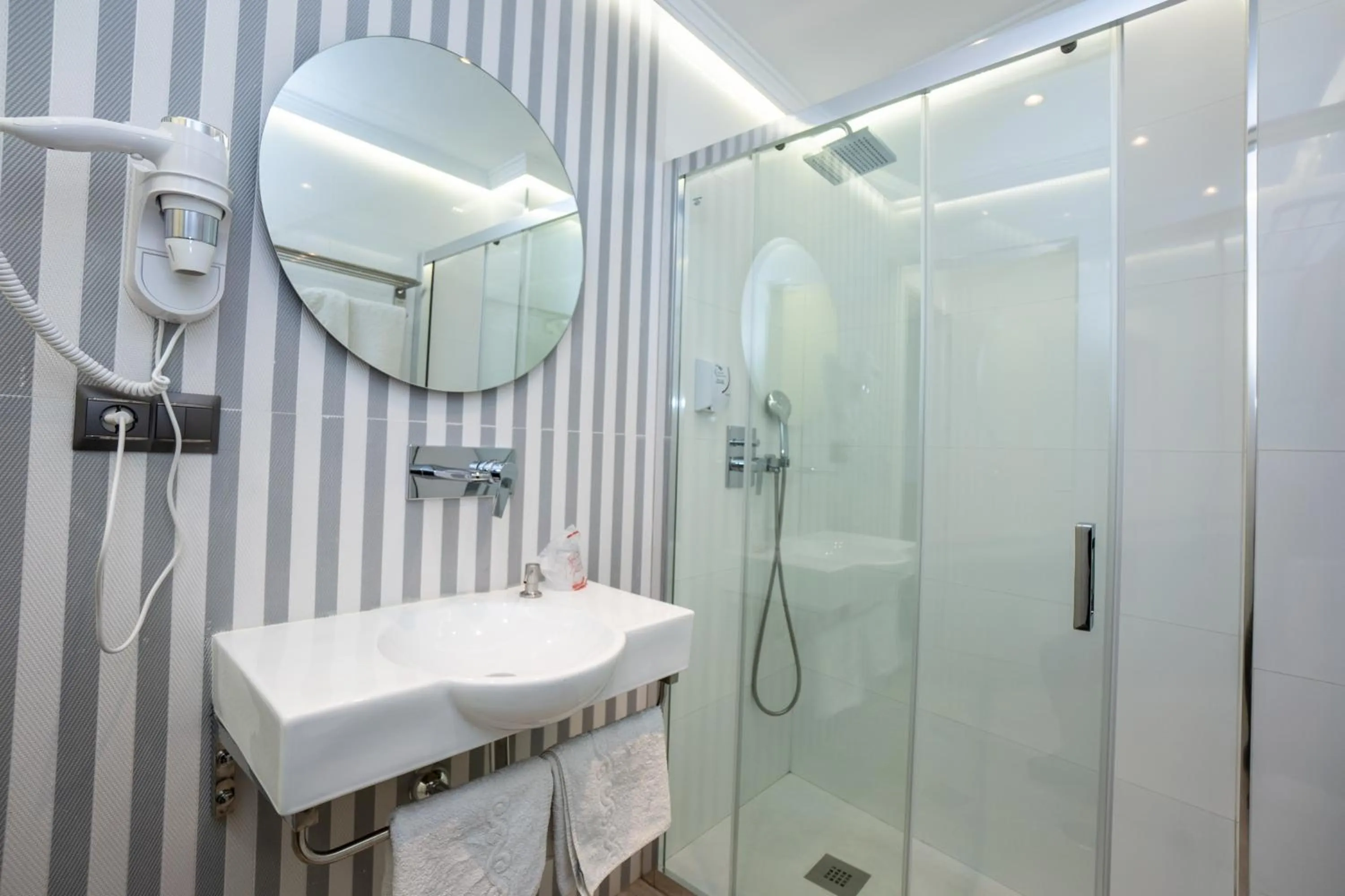 Bathroom in Apartamentos Abril