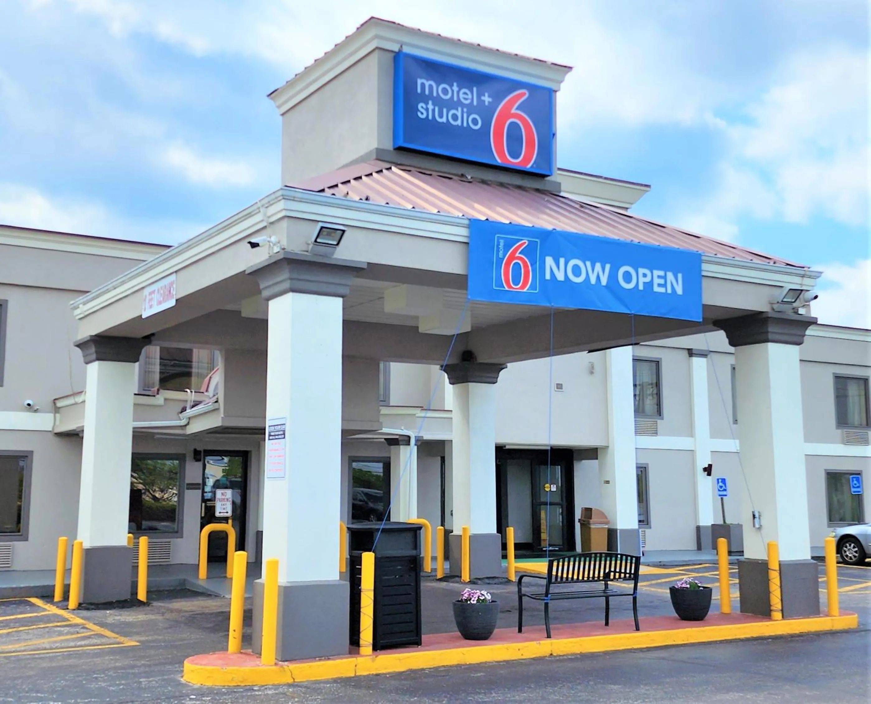 Facade/entrance in Suites Catonsville MD Baltimore West