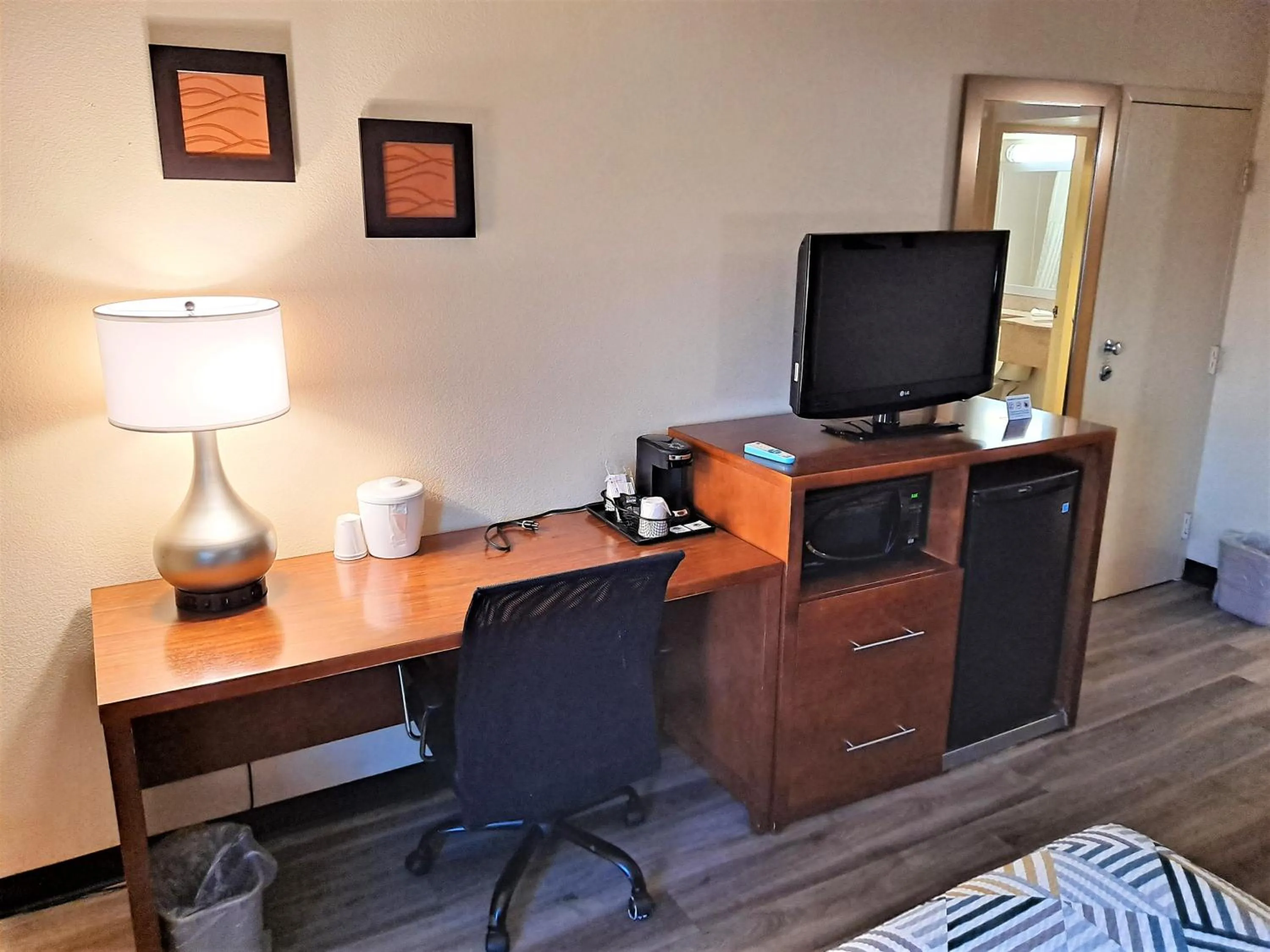 TV and multimedia in Suites Catonsville MD Baltimore West