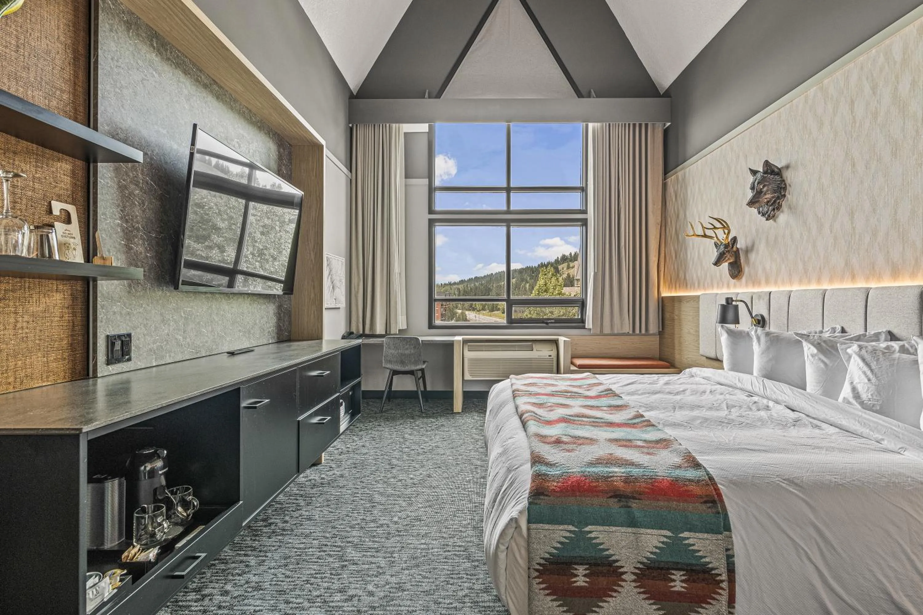 TV and multimedia, Bed in Everwild Canmore Hotel