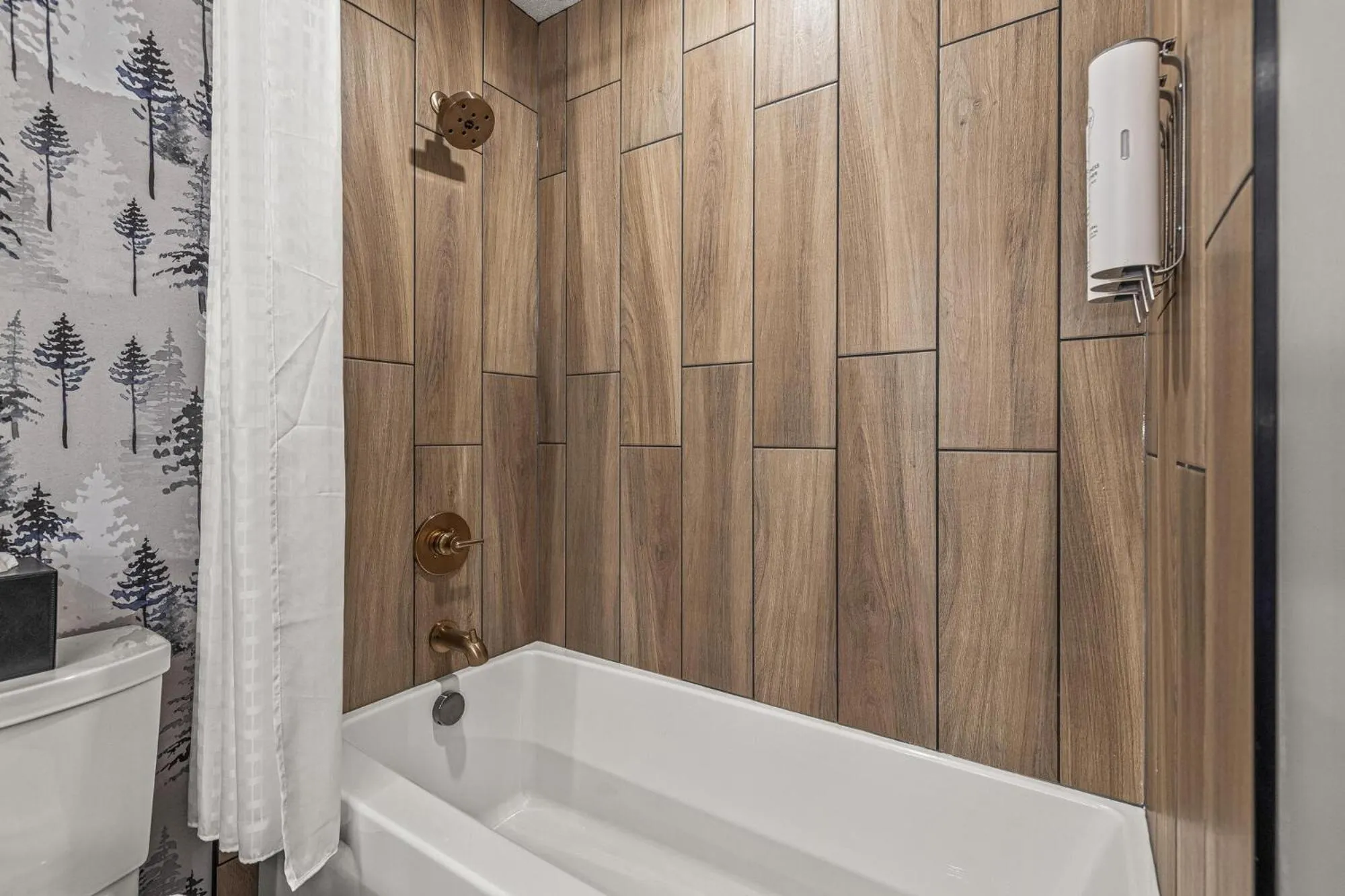 Bath in Everwild Canmore Hotel