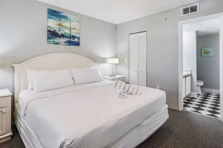 Bed in NEW Grenada Suite - Parking Pool & Pets 209