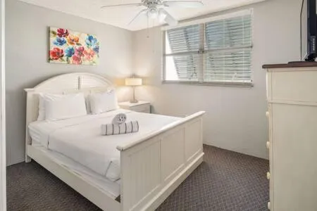Bed in NEW Grenada Suite - Parking Pool & Pets 209