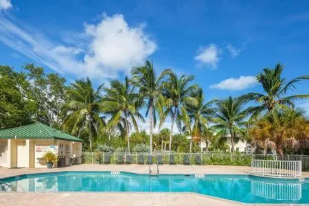 NEW Grenada Suite - Parking Pool & Pets 209