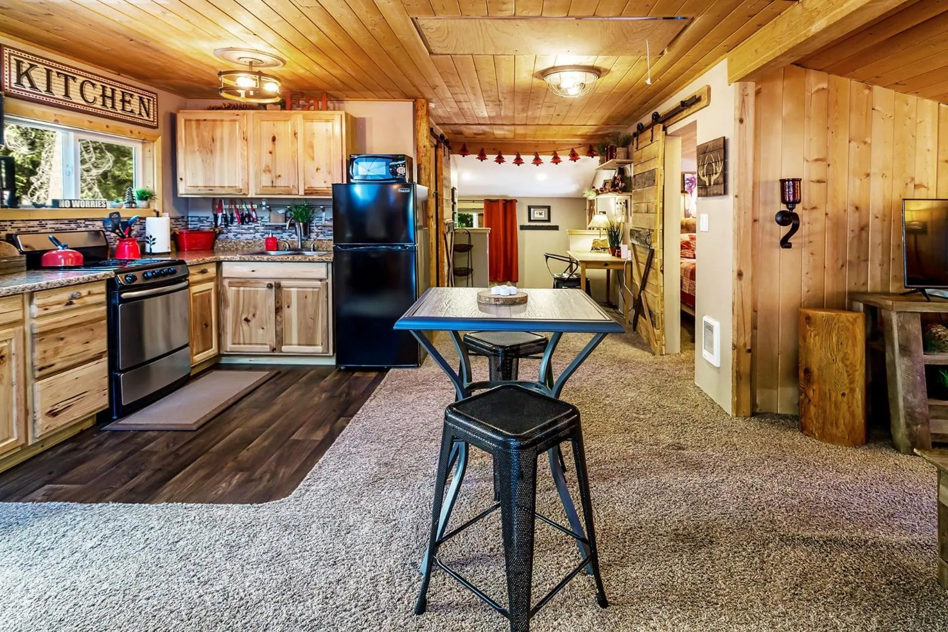 Dining area in Camp David by NW Comfy Cabins