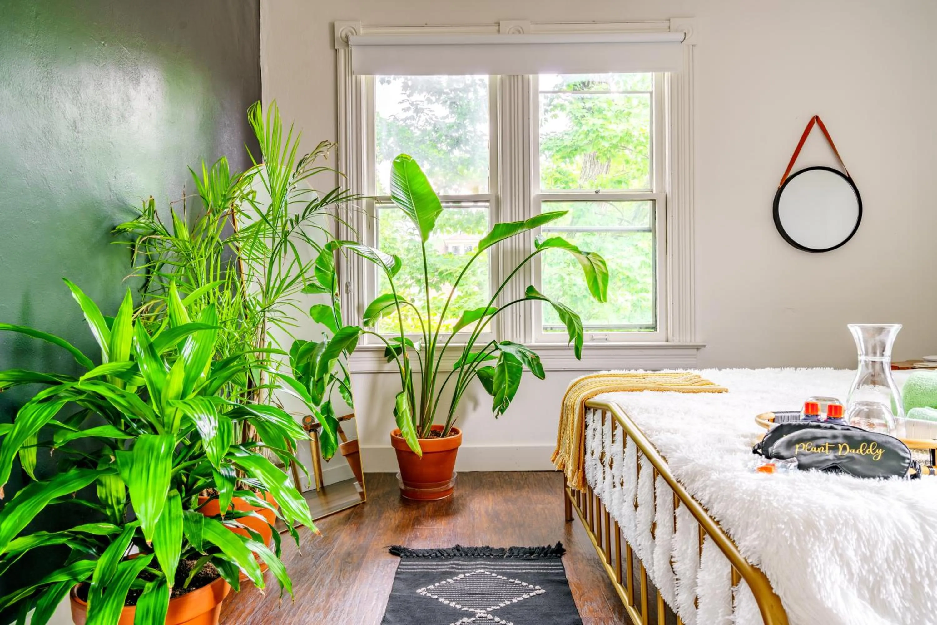 Bed in Jungle House Luxury Stays - Downtown Chillicothe