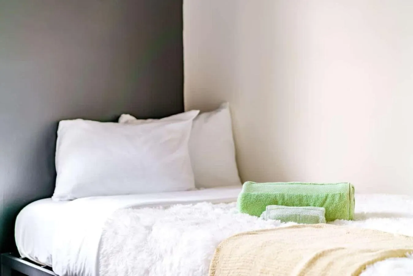 Bed in Jungle House Luxury Stays - Downtown Chillicothe