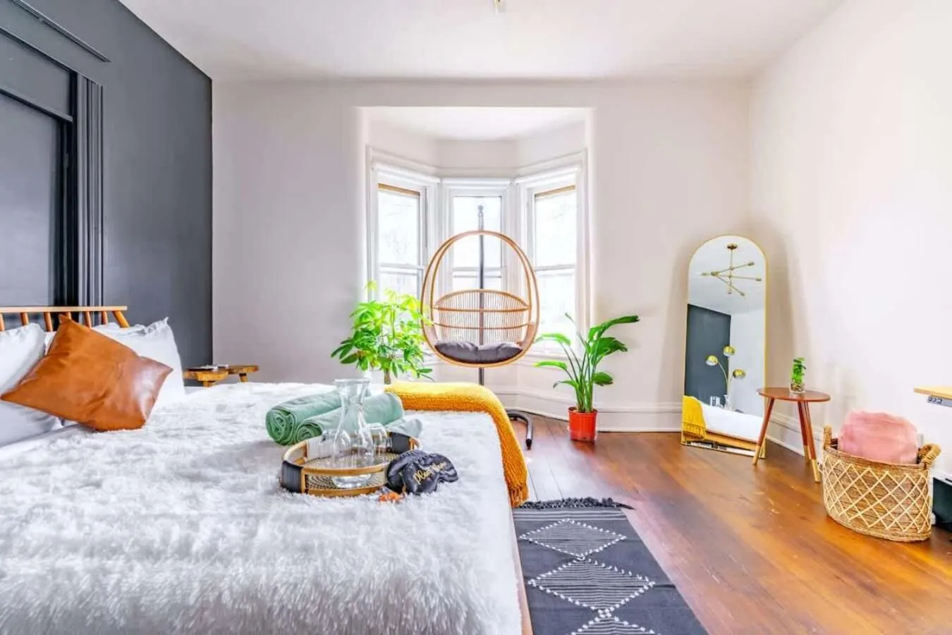 Bed in Jungle House Luxury Stays - Downtown Chillicothe