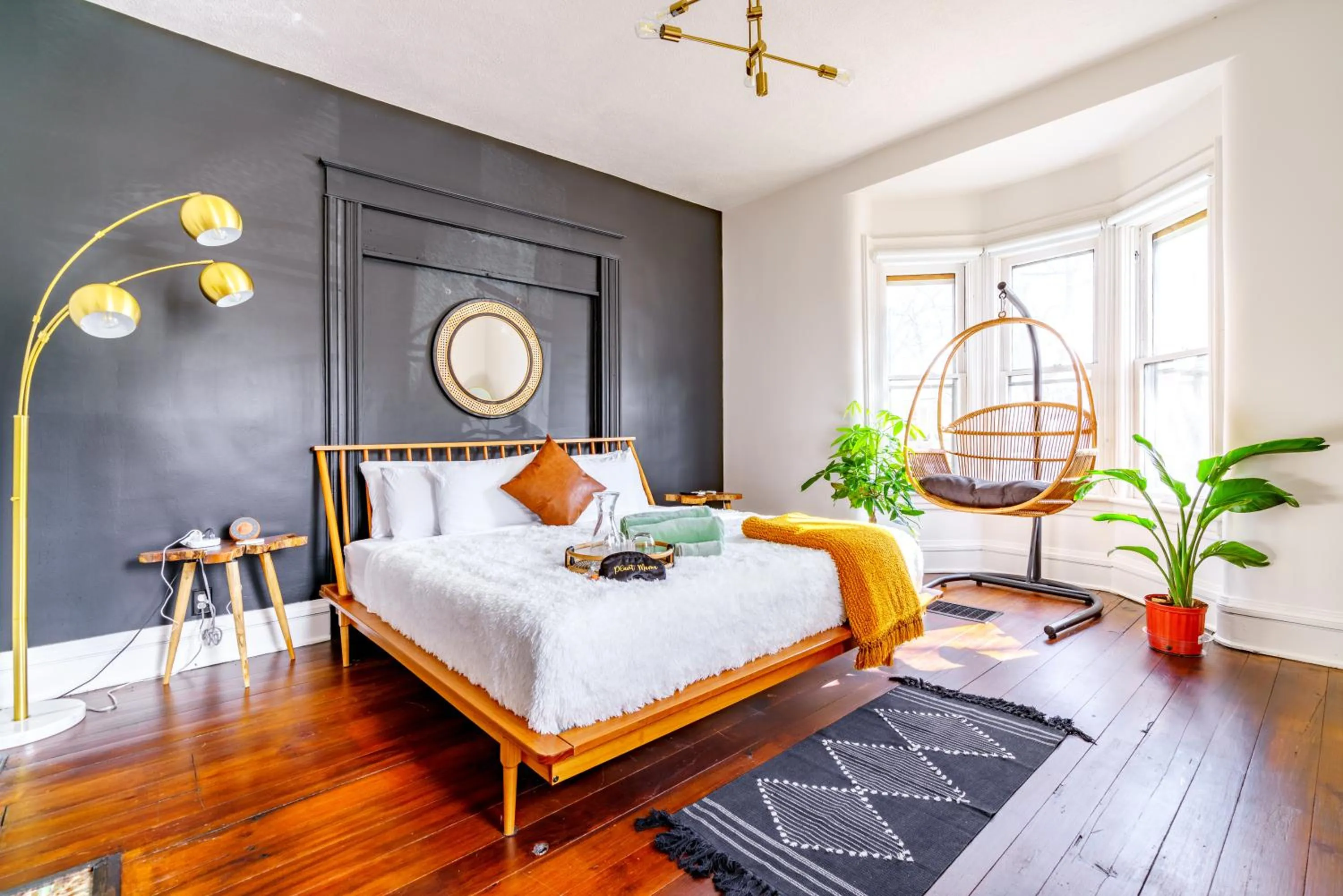 Bed in Jungle House Luxury Stays - Downtown Chillicothe