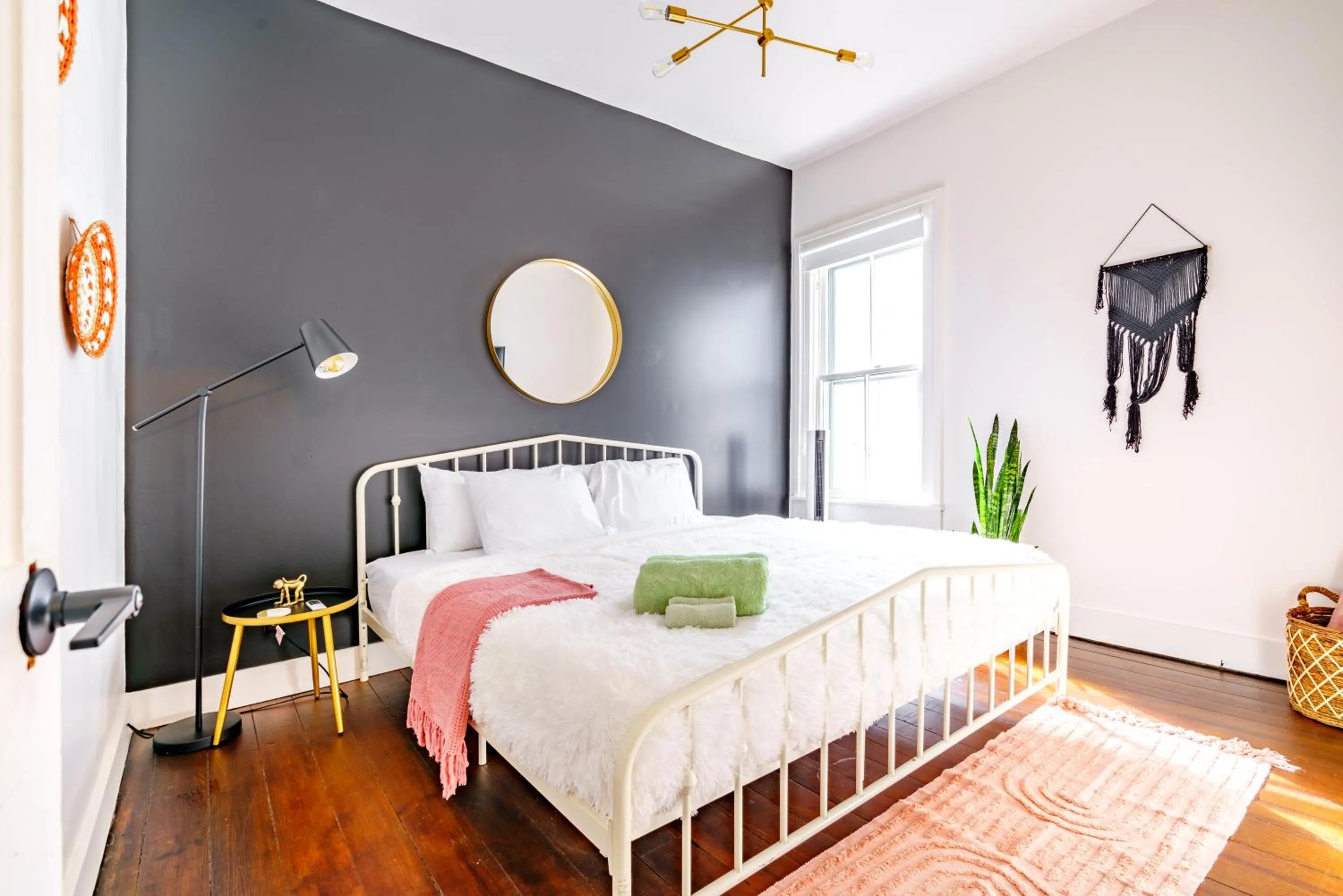 Bed in Jungle House Luxury Stays - Downtown Chillicothe