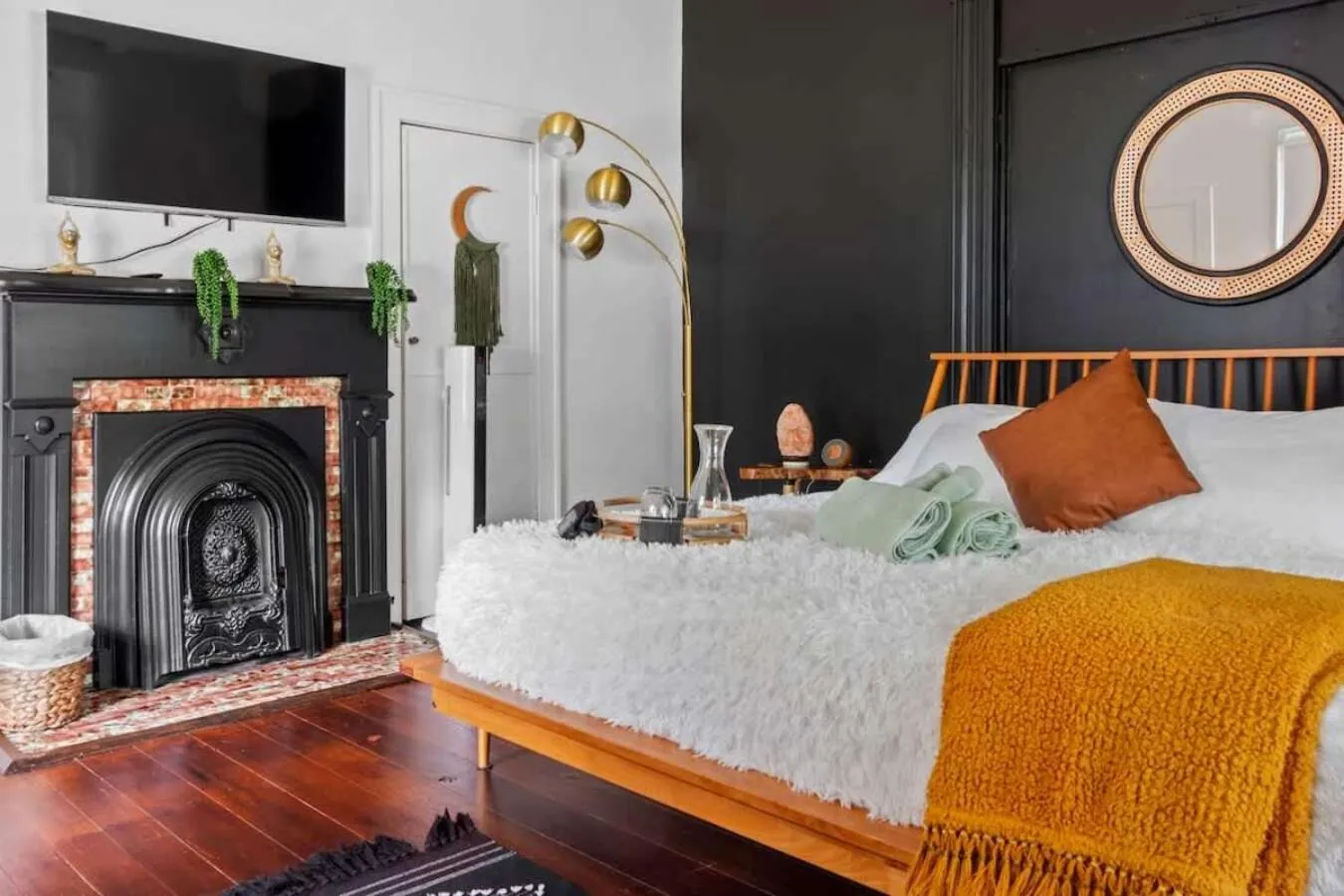 Bed in Jungle House Luxury Stays - Downtown Chillicothe