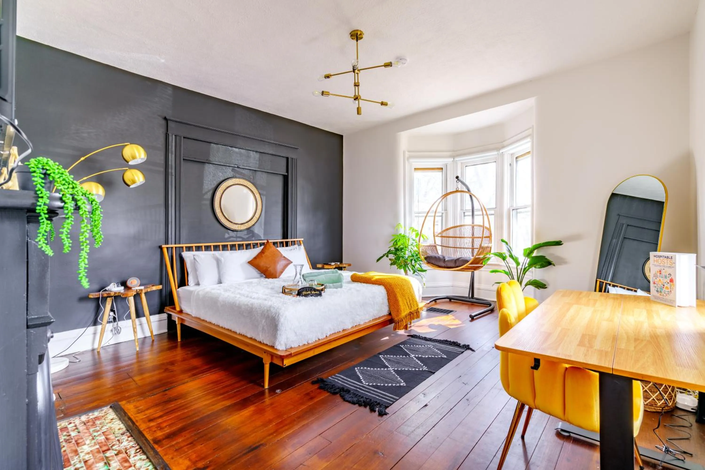 Bed in Jungle House Luxury Stays - Downtown Chillicothe