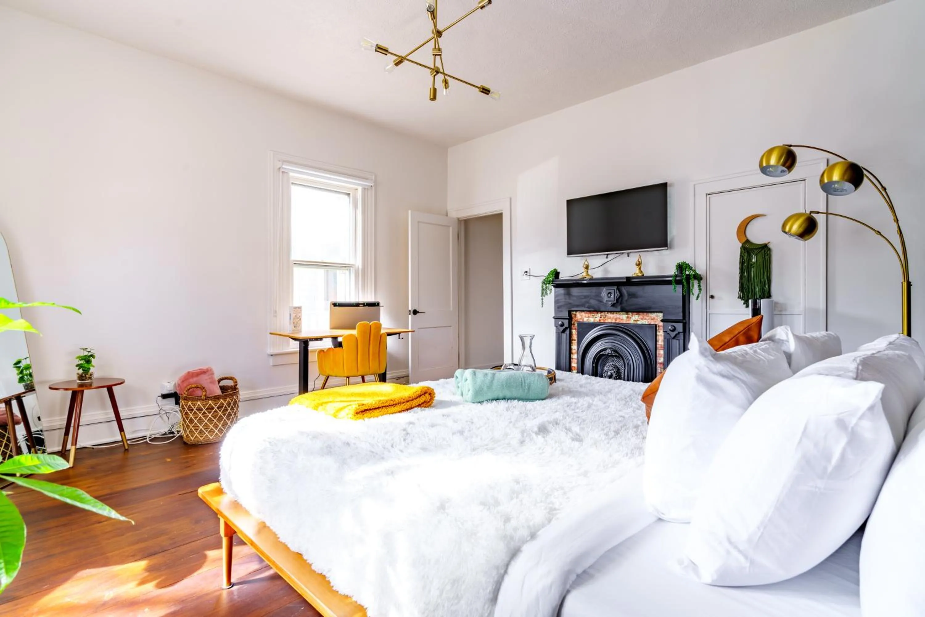 Bed in Jungle House Luxury Stays - Downtown Chillicothe