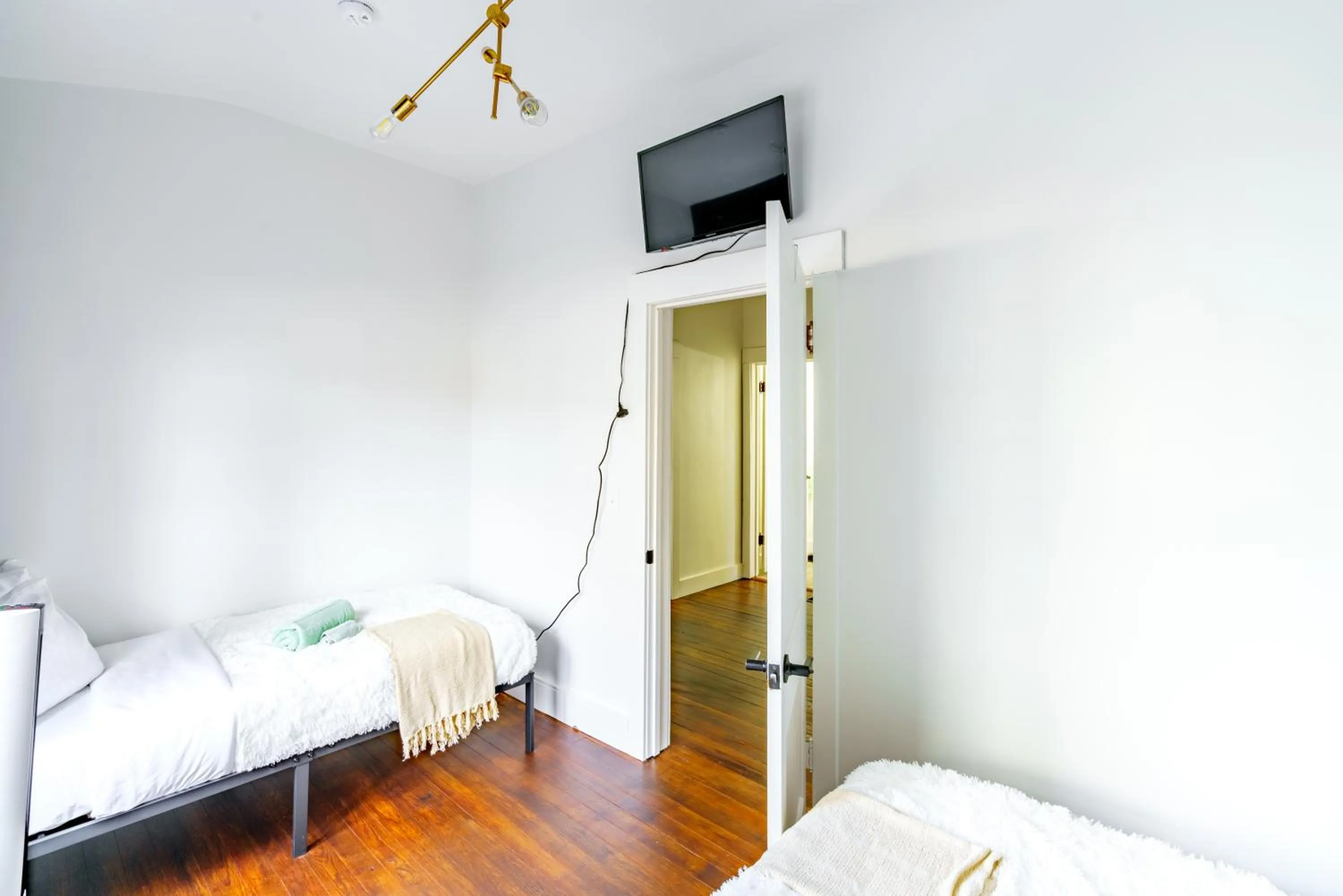 Bed in Jungle House Luxury Stays - Downtown Chillicothe