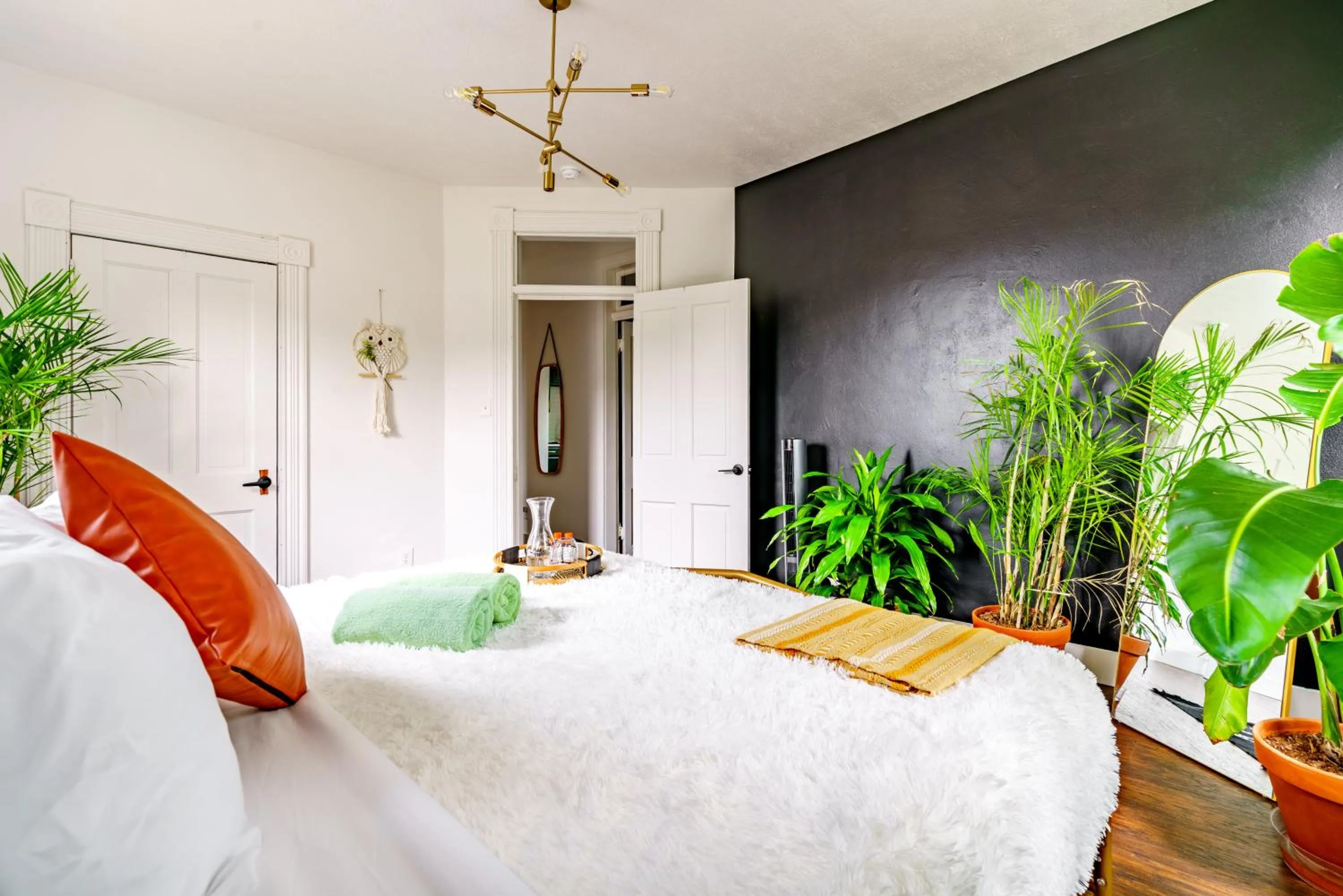 Bed in Jungle House Luxury Stays - Downtown Chillicothe