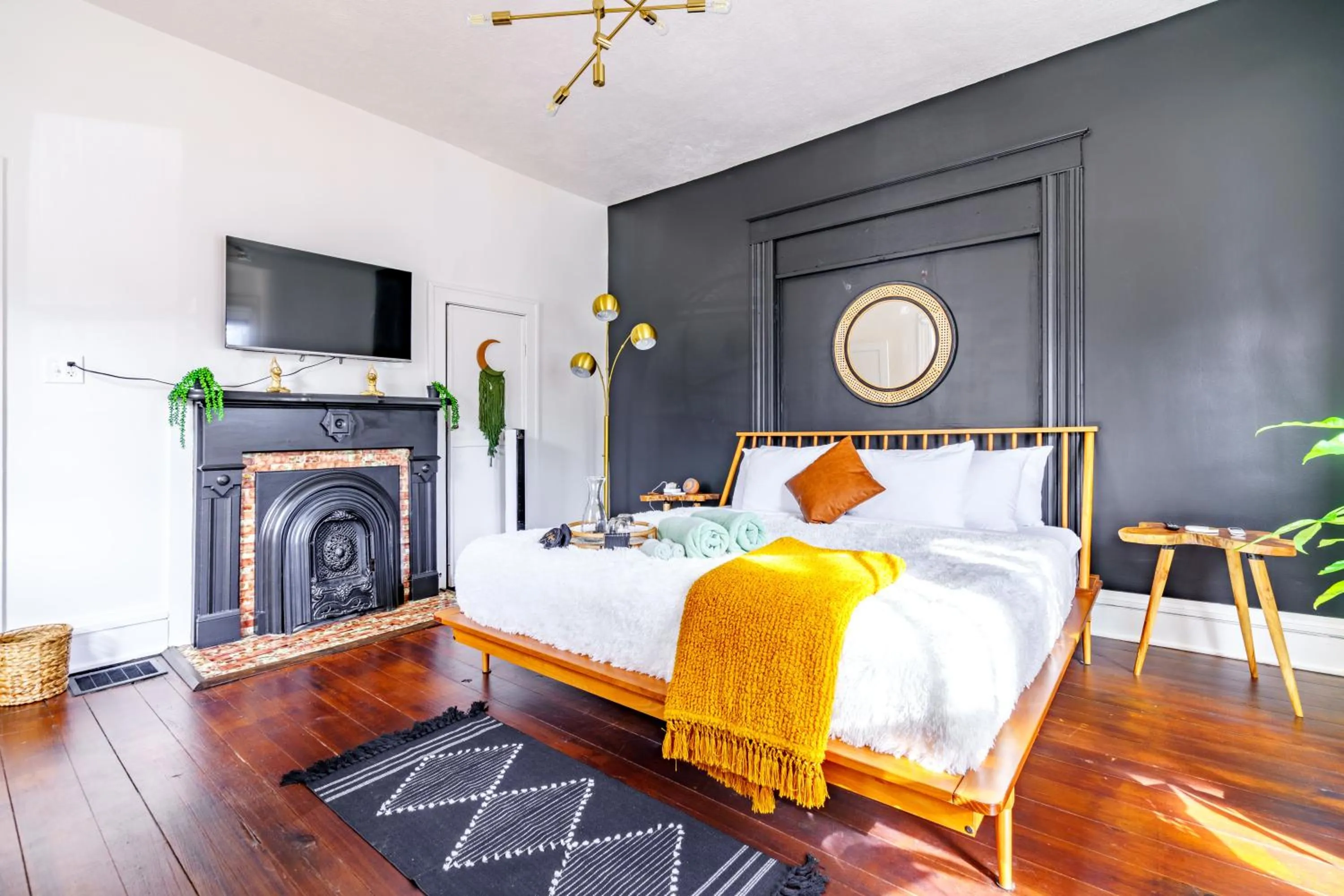 Bed in Jungle House Luxury Stays - Downtown Chillicothe