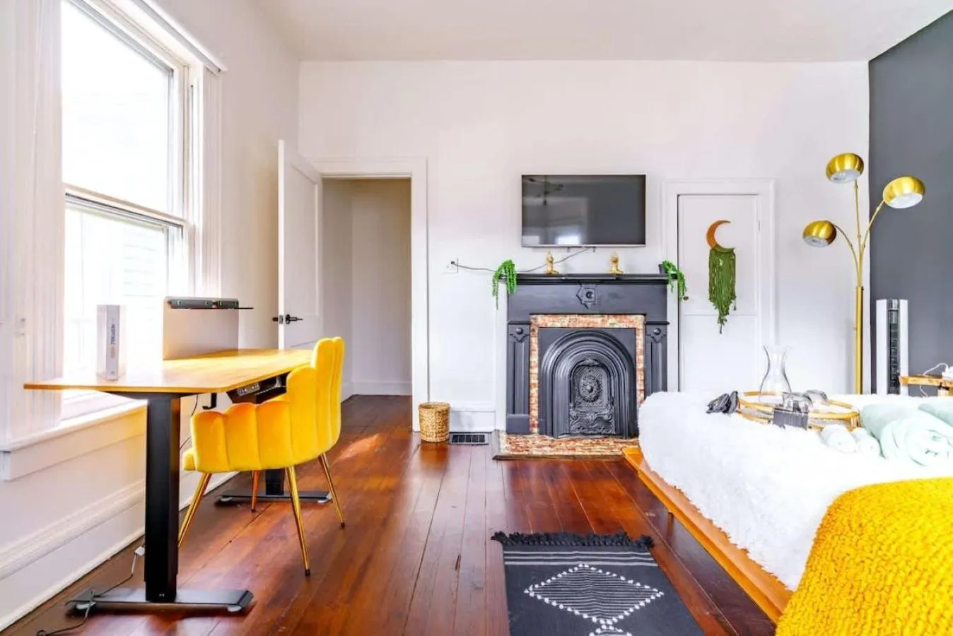 Bed in Jungle House Luxury Stays - Downtown Chillicothe