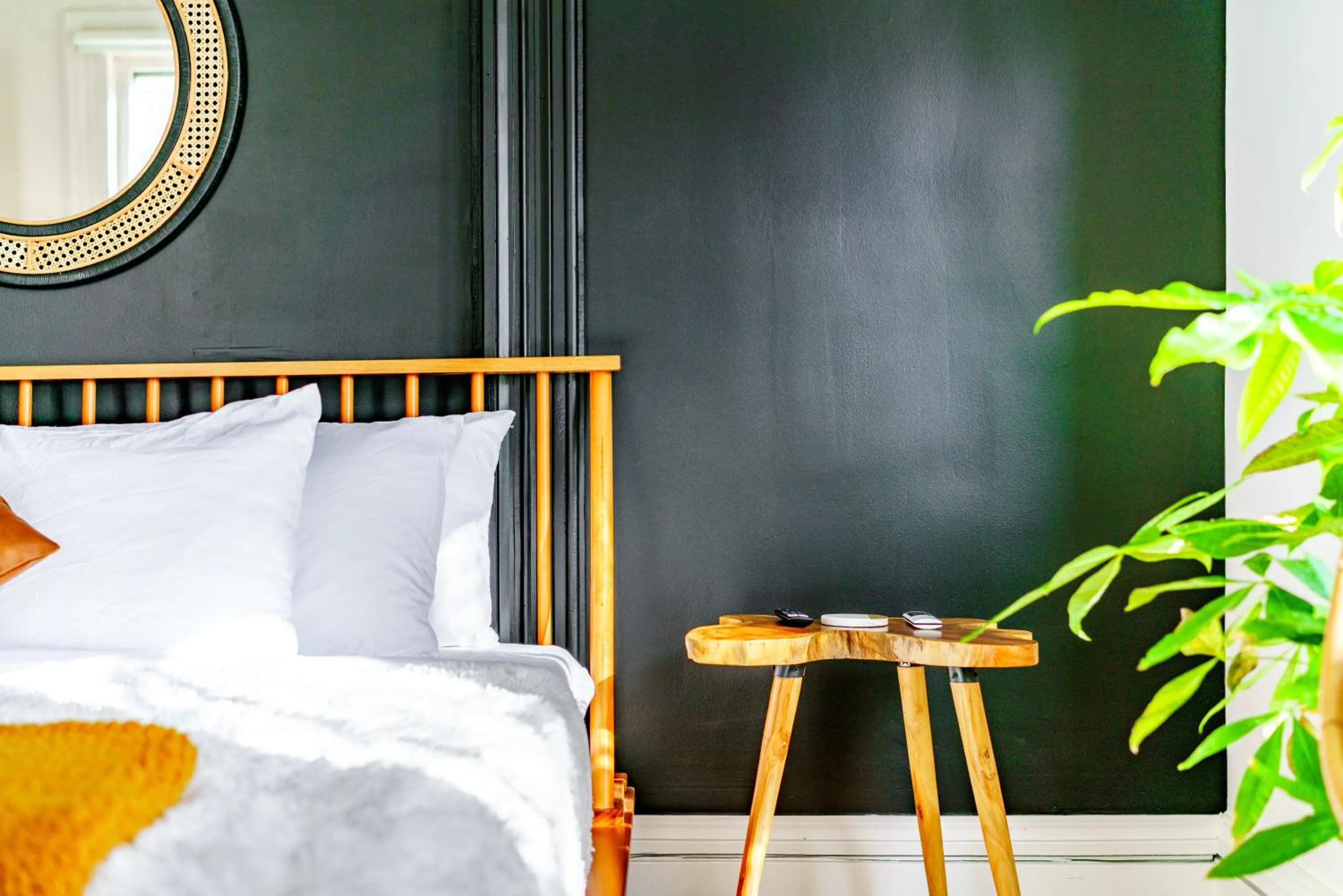 Bed in Jungle House Luxury Stays - Downtown Chillicothe