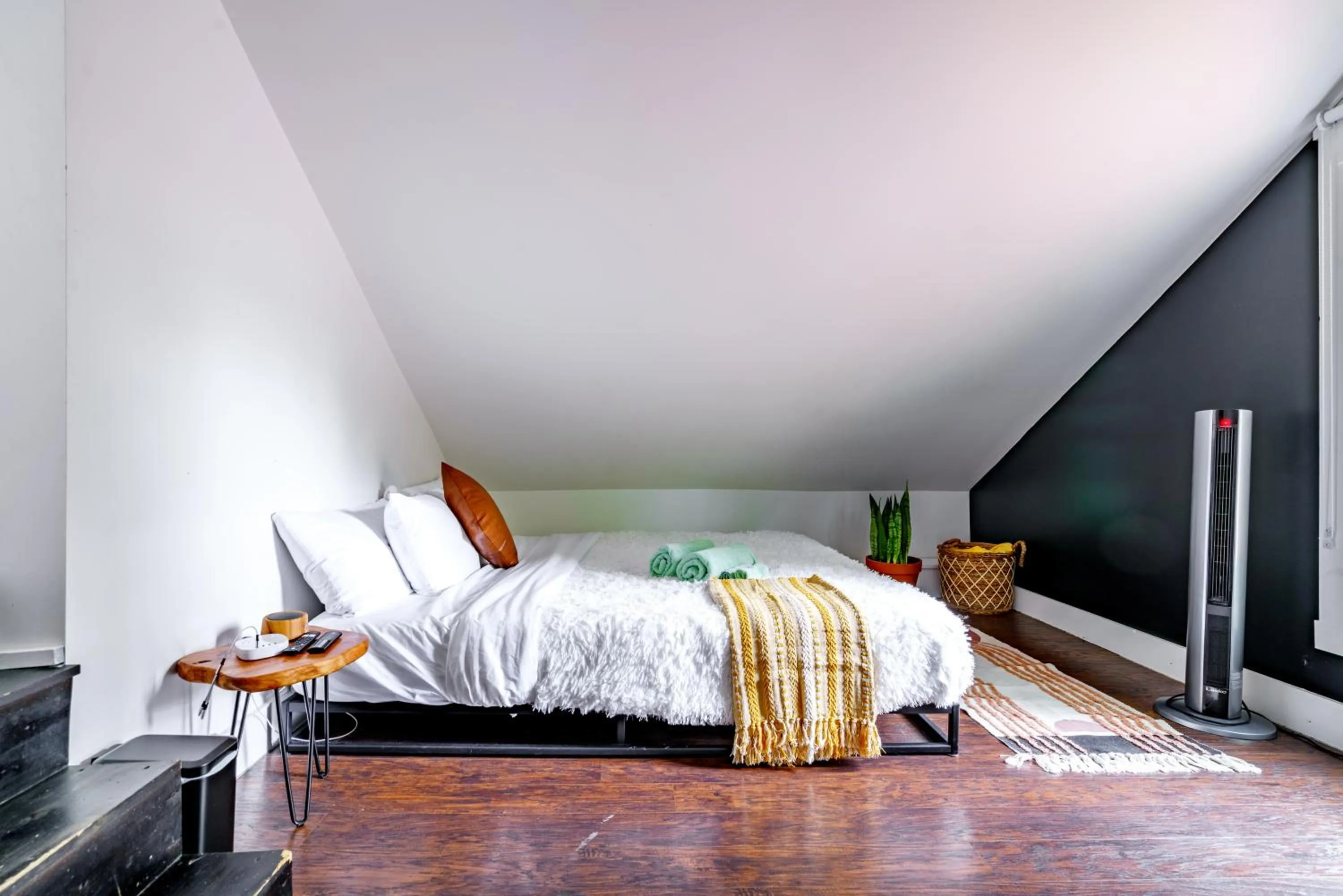 Bed in Jungle House Luxury Stays - Downtown Chillicothe