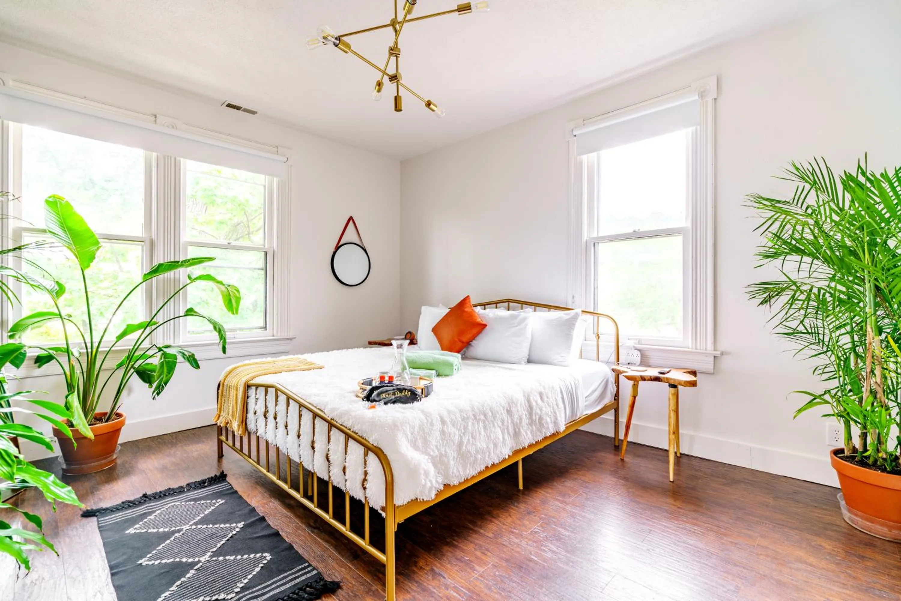 Bed in Jungle House Luxury Stays - Downtown Chillicothe