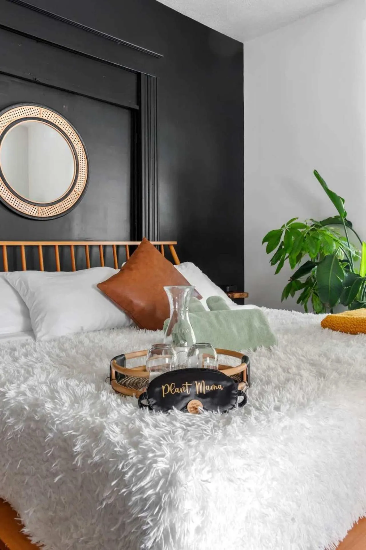 Bed in Jungle House Luxury Stays - Downtown Chillicothe