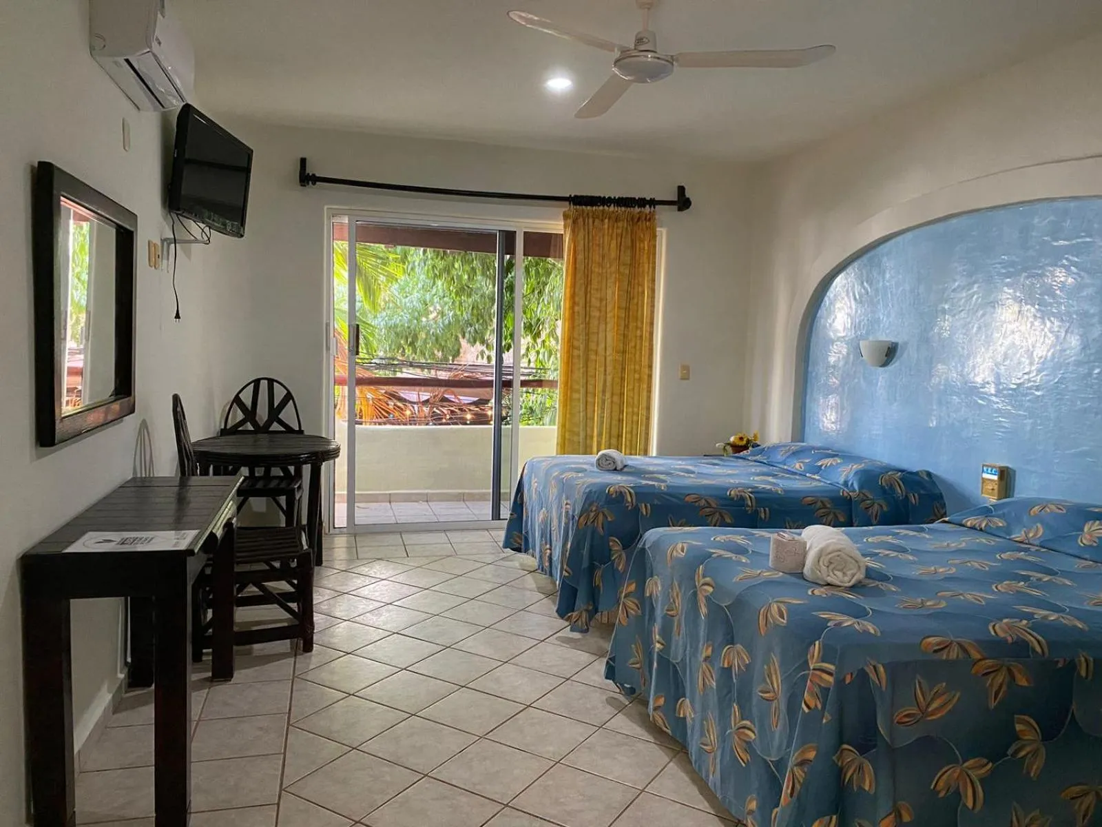 Photo of the whole room, Bed in Hotel Castillo Del Mar - 5 Th Ave