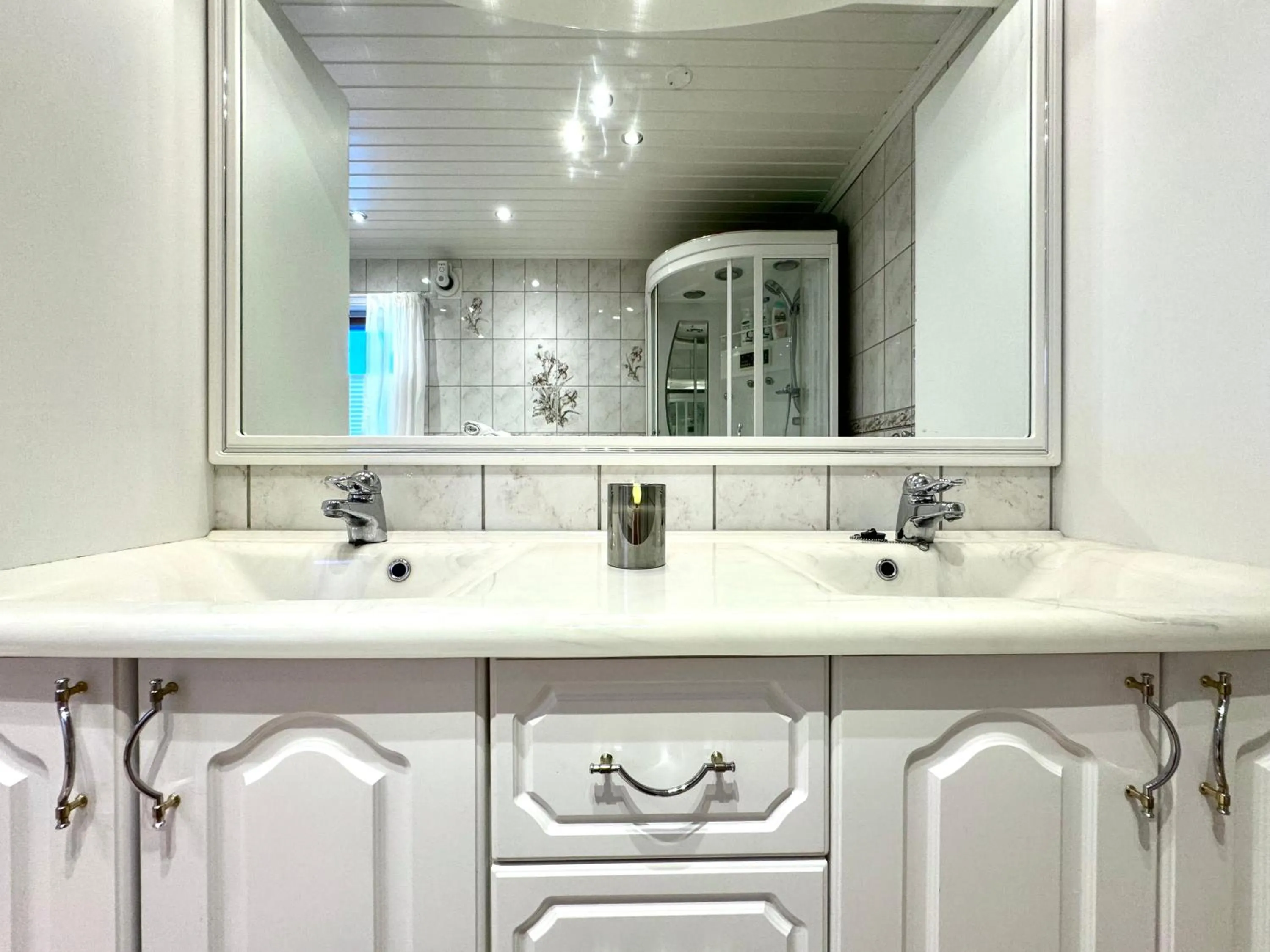 Shower in Just Like Home Bed & Spa - free private parking