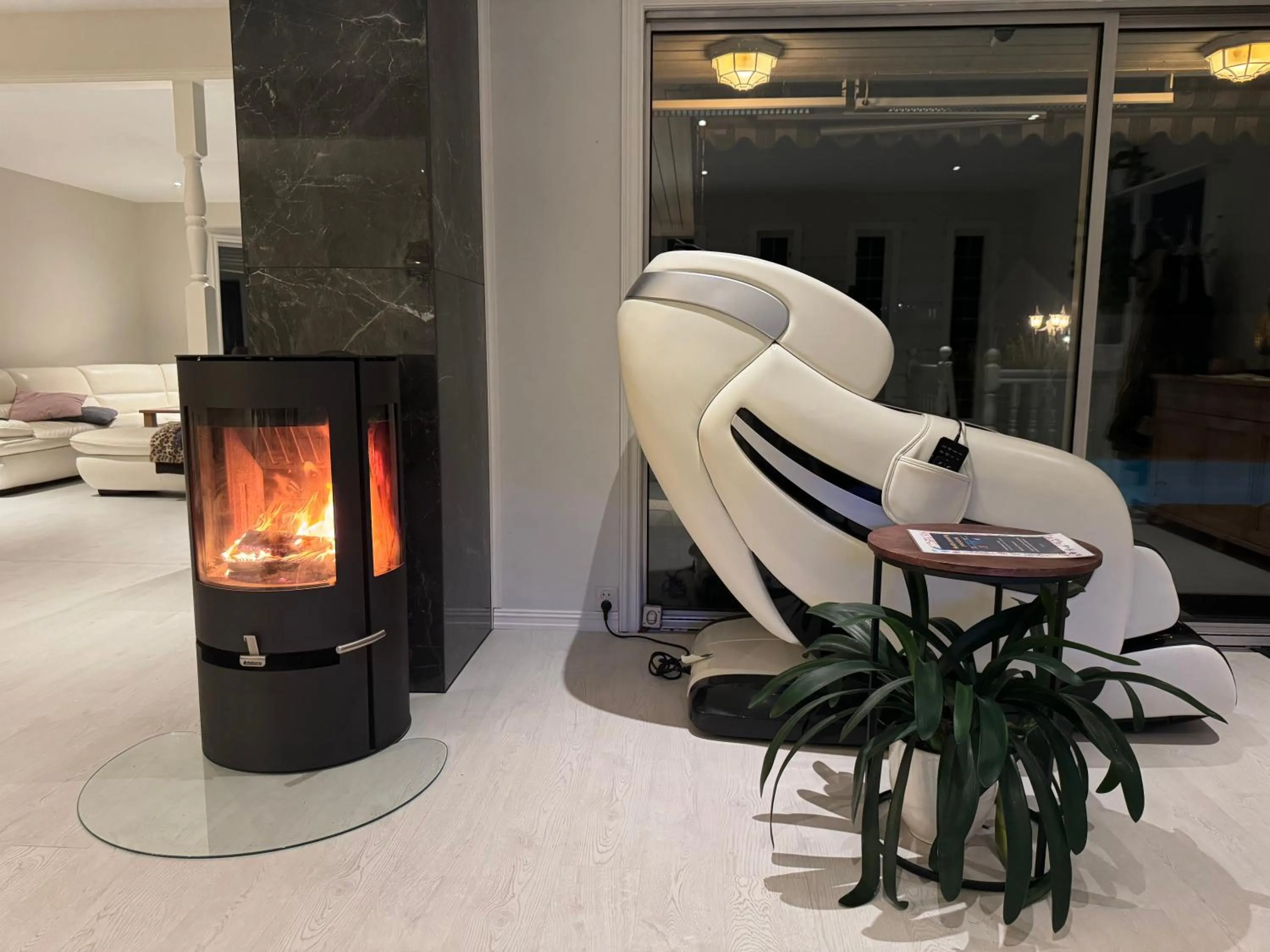 Living room in Just Like Home Bed & Spa - free private parking