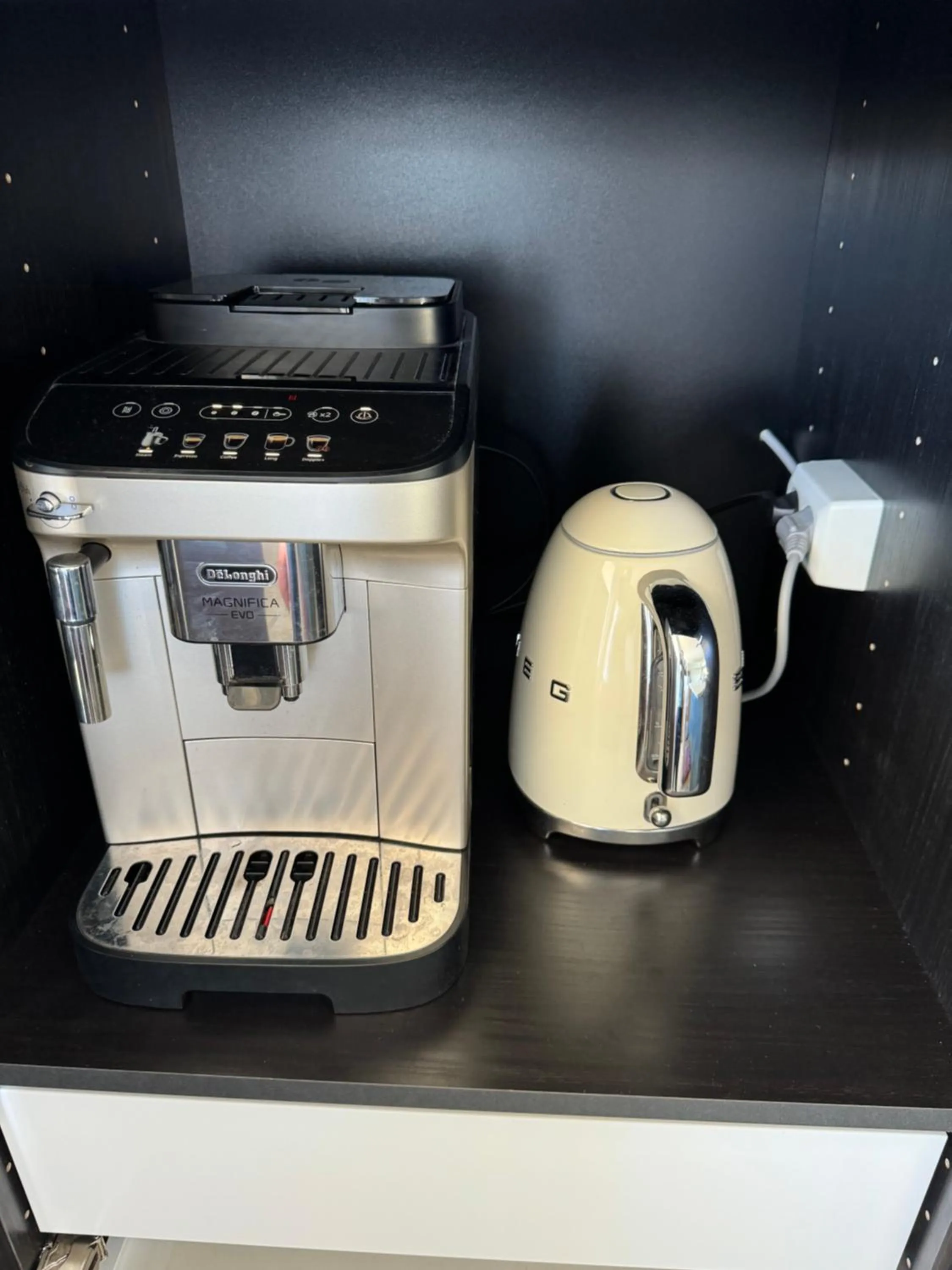 Coffee/tea facilities in Just Like Home Bed & Spa - free private parking