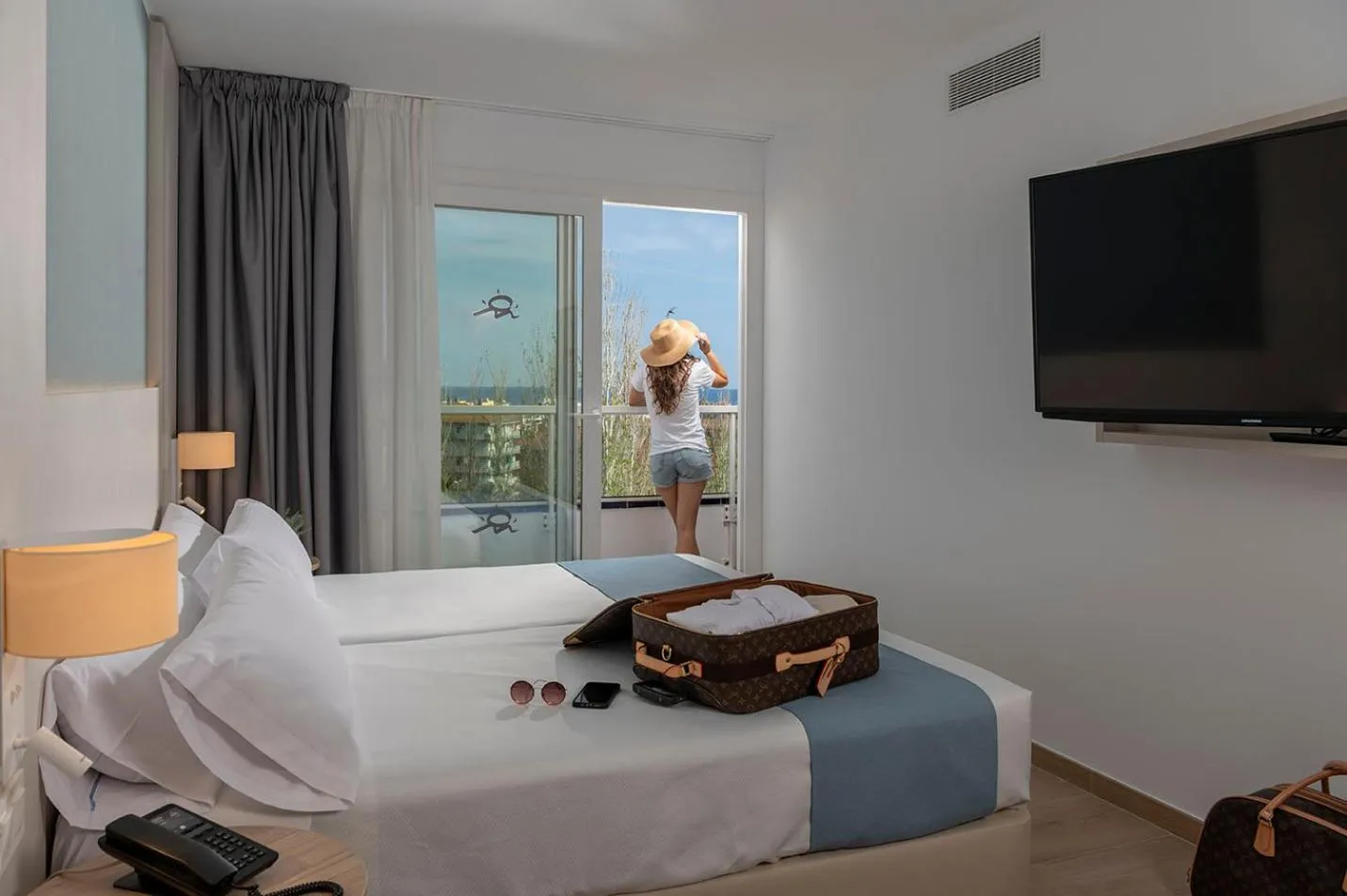 Communal lounge/ TV room, Bed in Costa Encantada Resort & Suites