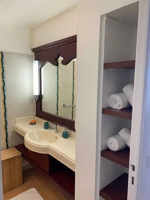 Bathroom, Bed in Studio Tropical avec vue mer dans une résidence hôtelière